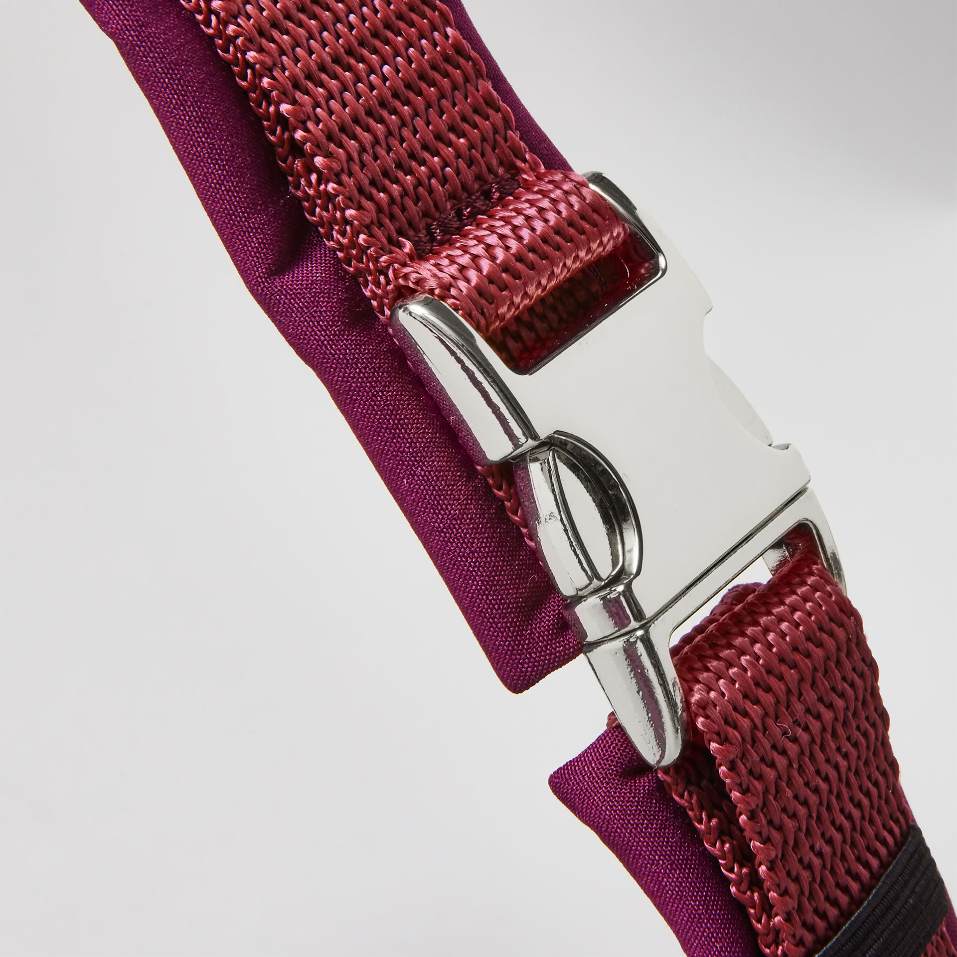 Verstellbare silberfarbene Steckschließe am Bauchgurt, burgunderfarbenes Hundegeschirr