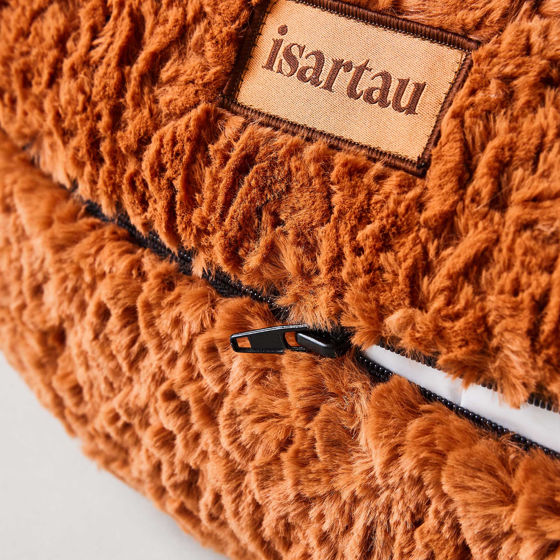 Leicht geöffneter Außenbezug mit Sicht auf den abwischbaren, wasserdichten Innenbezug