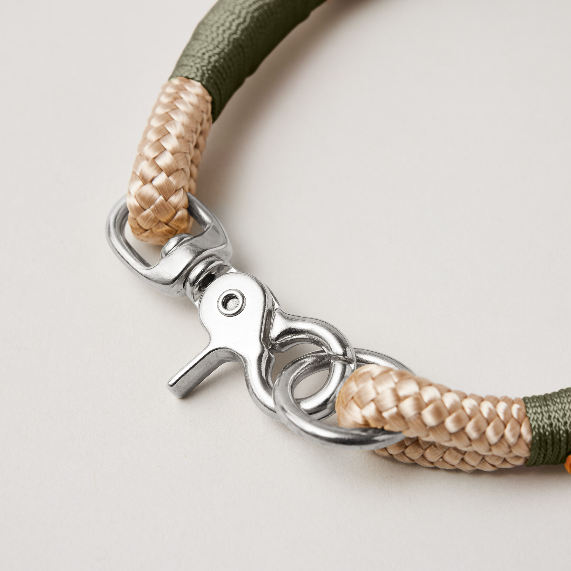 Detail silberfarbener Ring und Karabiner am Modell Feste Halsung Wood Owl Oliv, beiges Tau mit olivfarbener Takelung