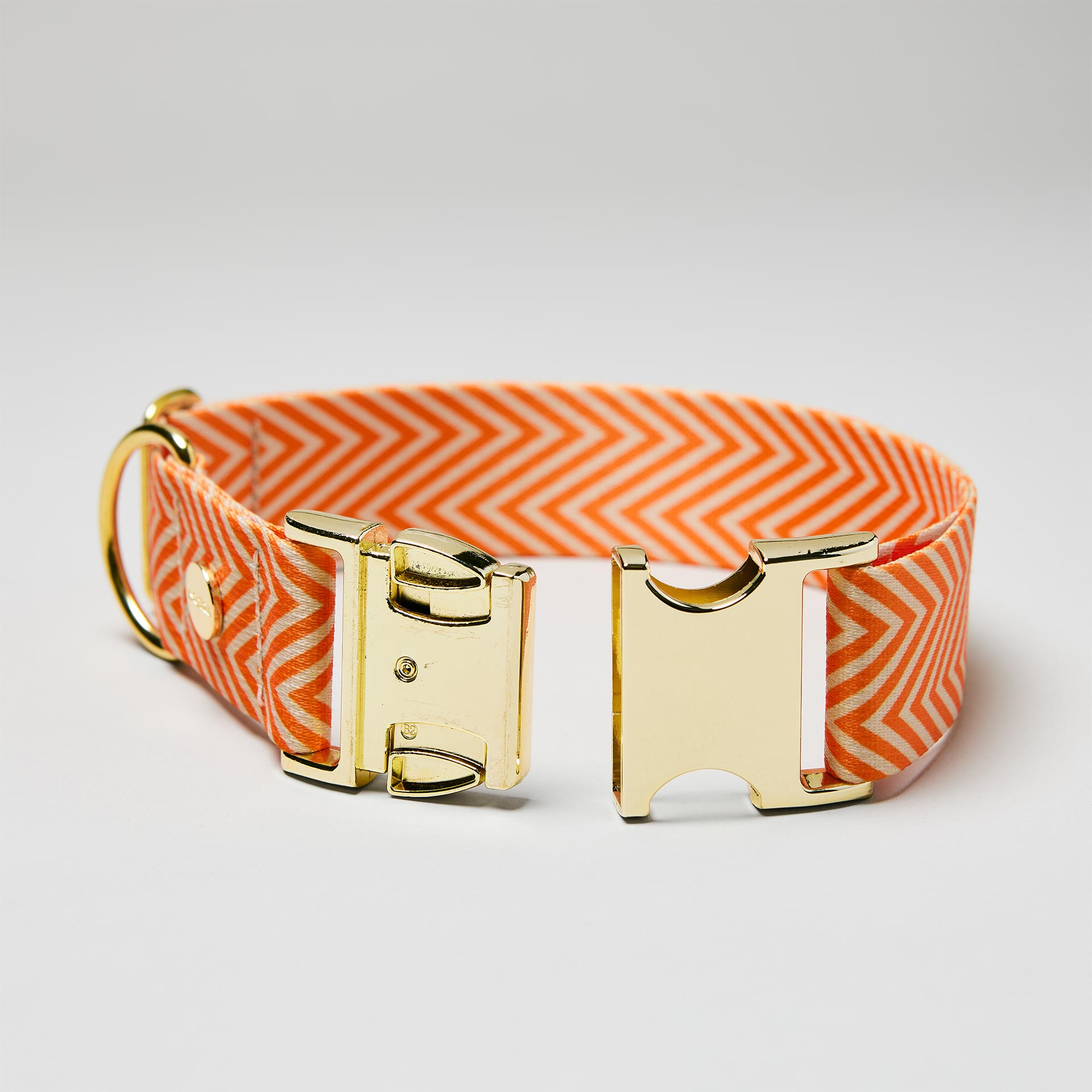 Detailaufnahme verstellbares Halsband Tänzer mit offener goldfarbener Steckschließe, Gurtband mit Fischgrät Muster