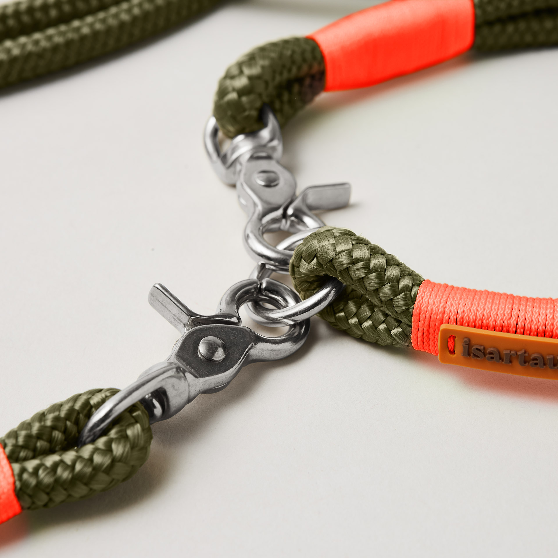 Detail silberfarbener Ring und Scherenkarabiner am Modell Feste Halsung Olive Grove Neonorange, olivfarbenes Softtau mit neonoranger Takelung