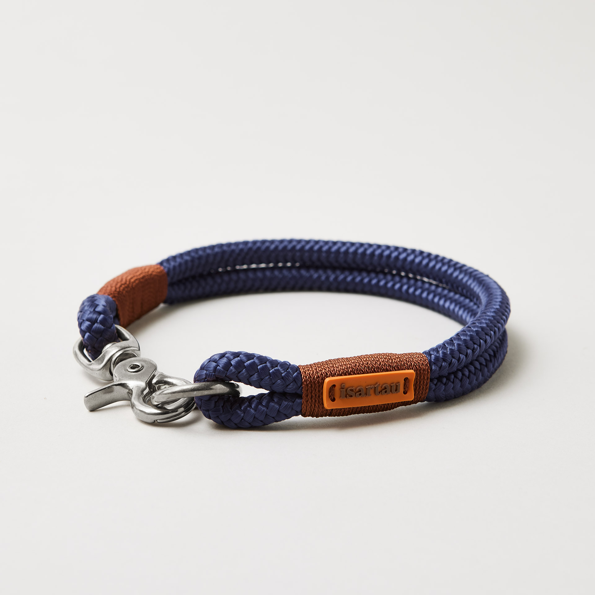 Feste Halsung aus Tau in der Farbe Indigo Sea Kastanie, 10 mm mit silberfarbenen Beschlägen, dunkelblaues Tau mit brauner Takelung
