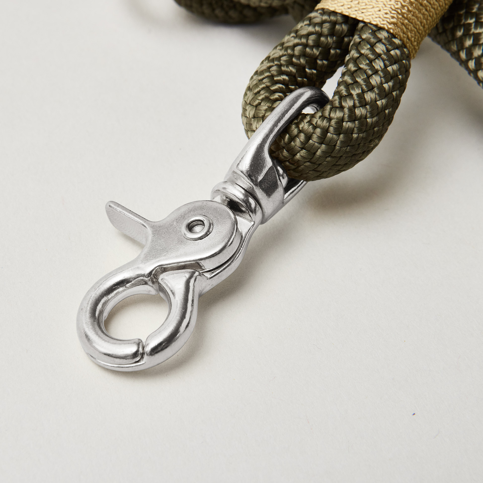 Detail Hundeleine Olive Grove Gold, olivgrünes Kletterseil mit goldfarbener Takelung, Fokus auf silbernen Scherenkarabiner und Tau