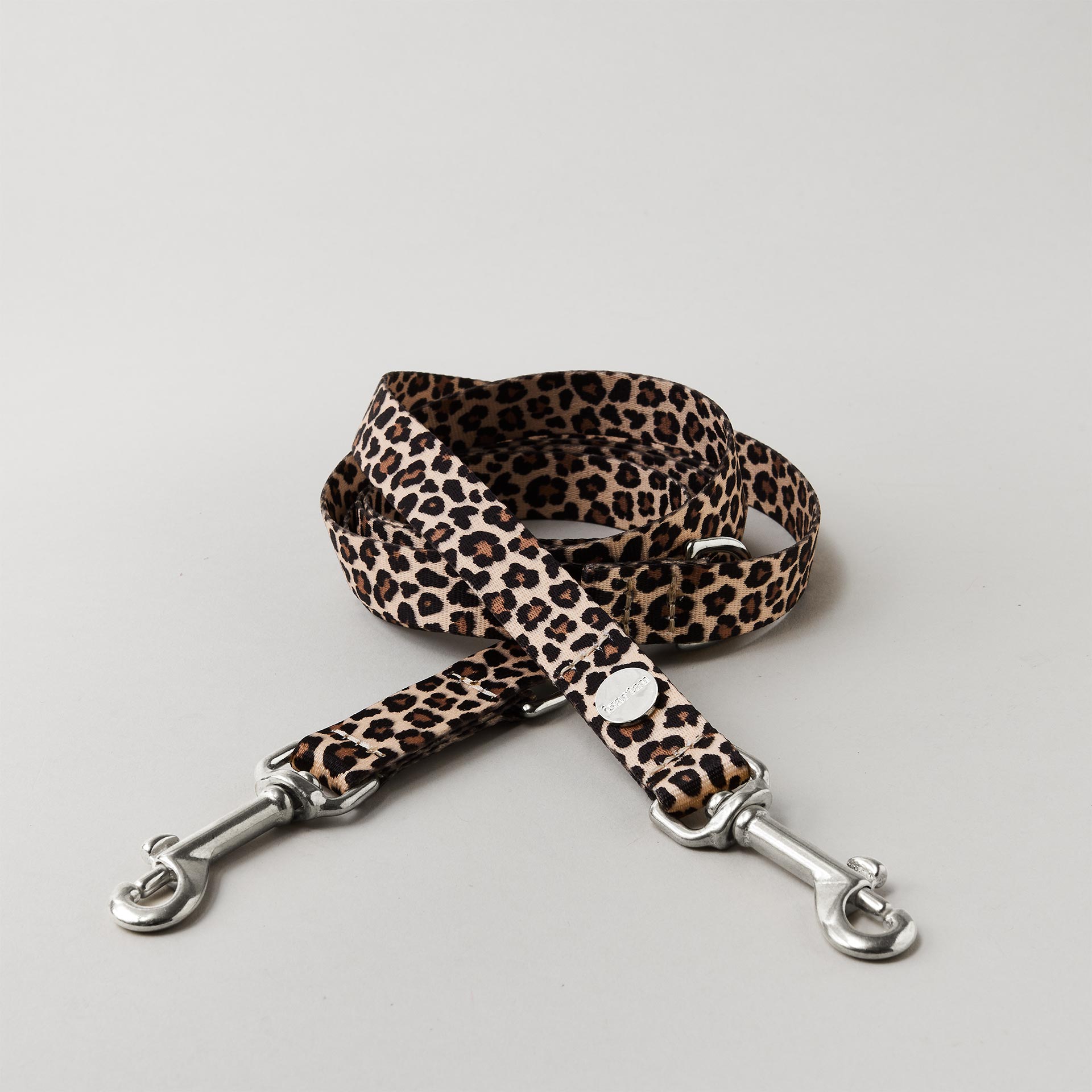 Verstellbare Hundeleine Leo 20mm breites Gurtband mit Leomuster silberfarbene Karabiner