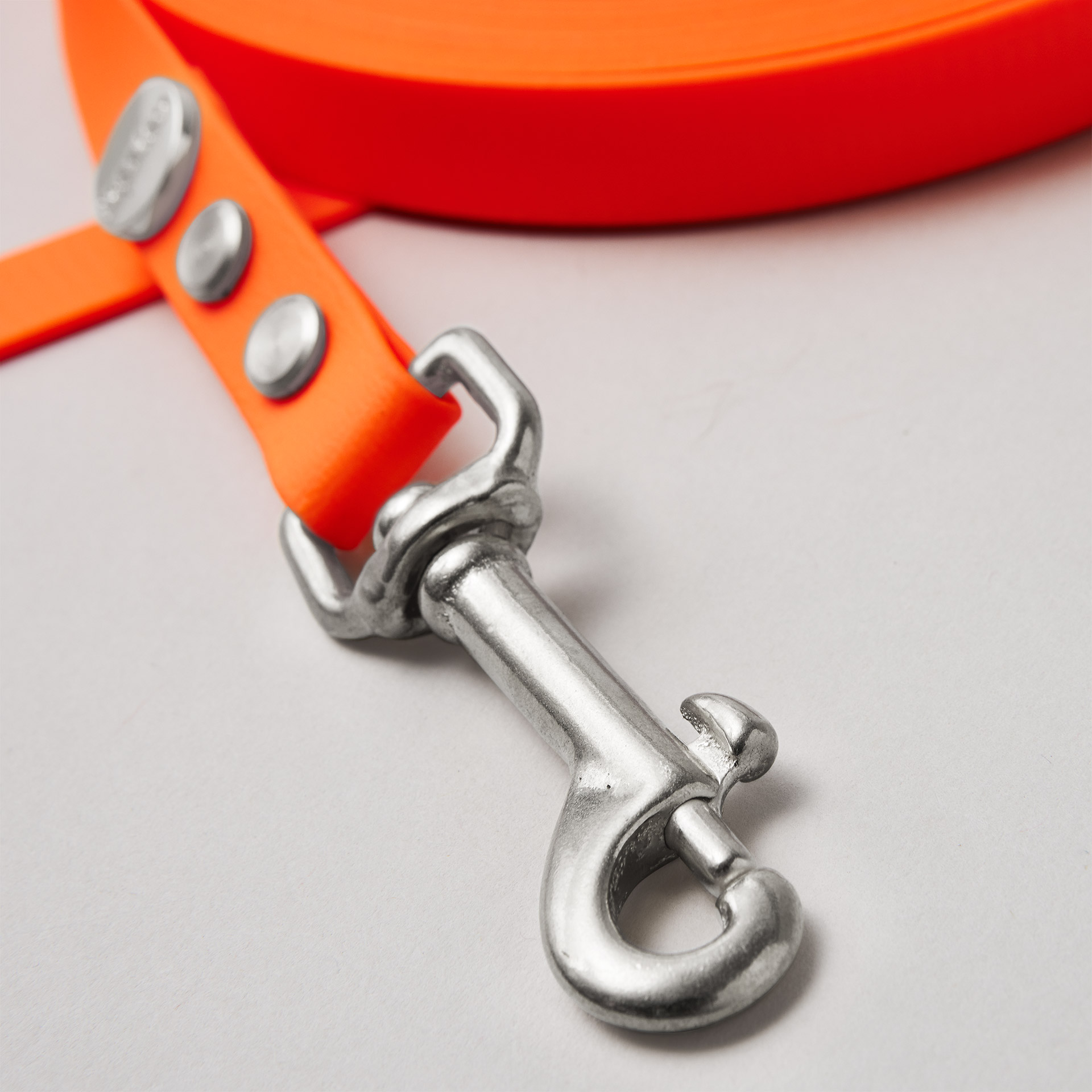 Bolzenkarabiner Edelstahl an Schleppleine in Neonorange, an 16mm Biothane