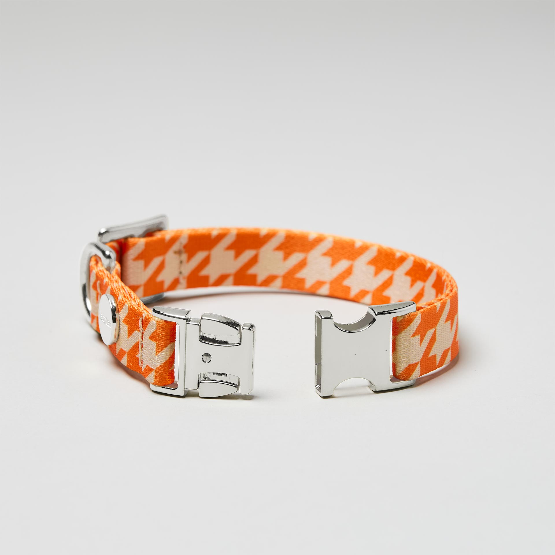 Detailaufnahme verstellbares Hundehalsband Wandler mit offener silberfarbener Steckschließe, Gurtband mit Hahnentritt Muster Beige Orange