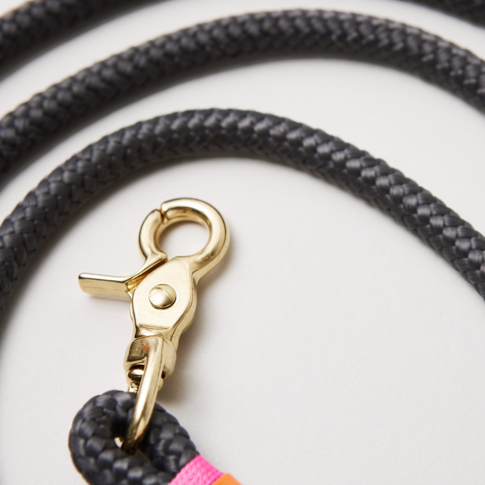 Detail Hundeleine Heavens Rock, dunkelgraues Tau mit neonpinker Takelung, Fokus auf Messing Karabiner