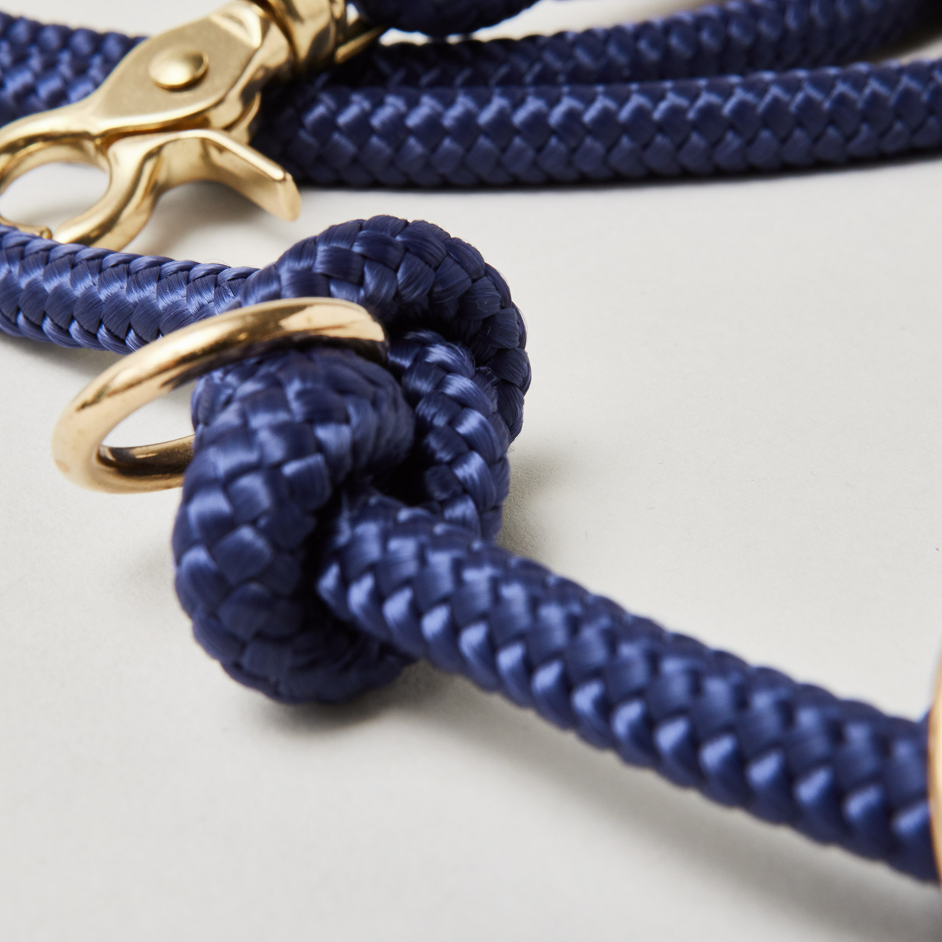 Detail Hundeleine Indigo Sea Beige, dunkelblaues Tau mit beiger Takelung, Fokus auf Messing-Karabiner