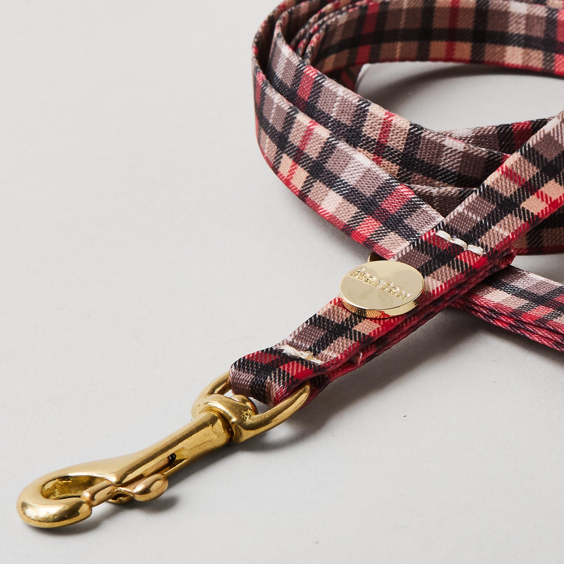 Detail schmale Hundeleine „Flaneur“, Gurtband im Karostil in 15 mm Breite, goldfarbene Mini-Karabiner.