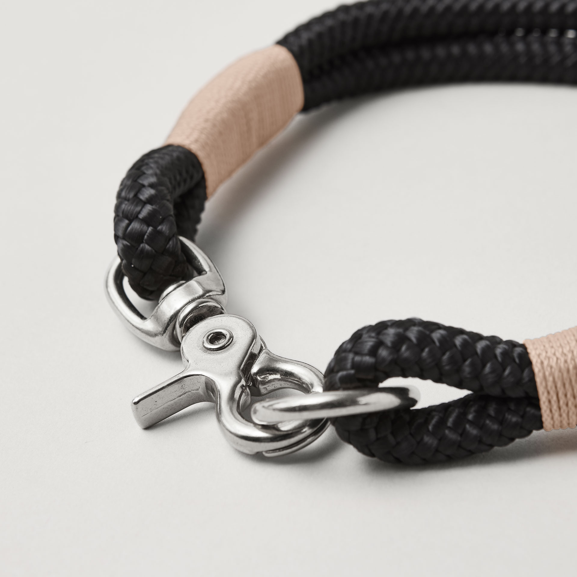 Detail Tauhalsband feste Halsung Black Mamba Beige mit silbernen Beschlägen schwarzes Tau mit beiger Takelung
