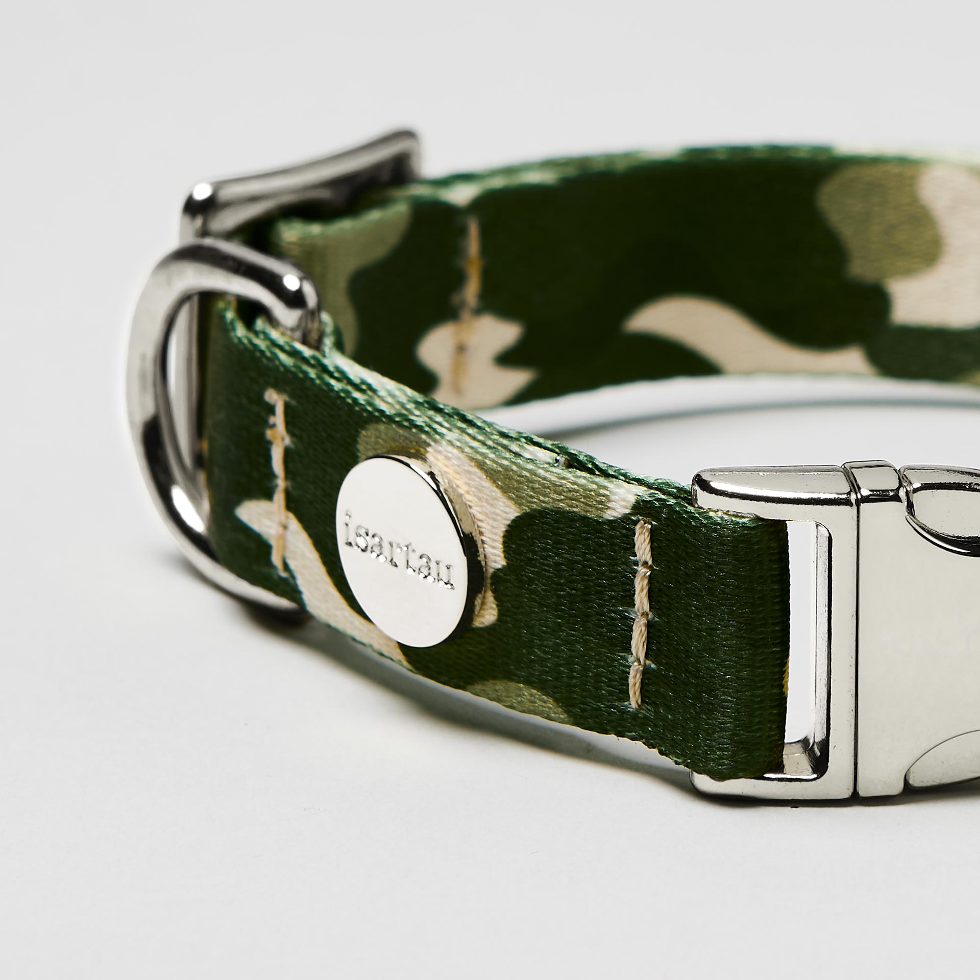 Nahaufnahme Hundehalsband „Entdecker“ silberfarben, Gurtband mit Camouflage-Motiv in Grün- und Beigetönen.