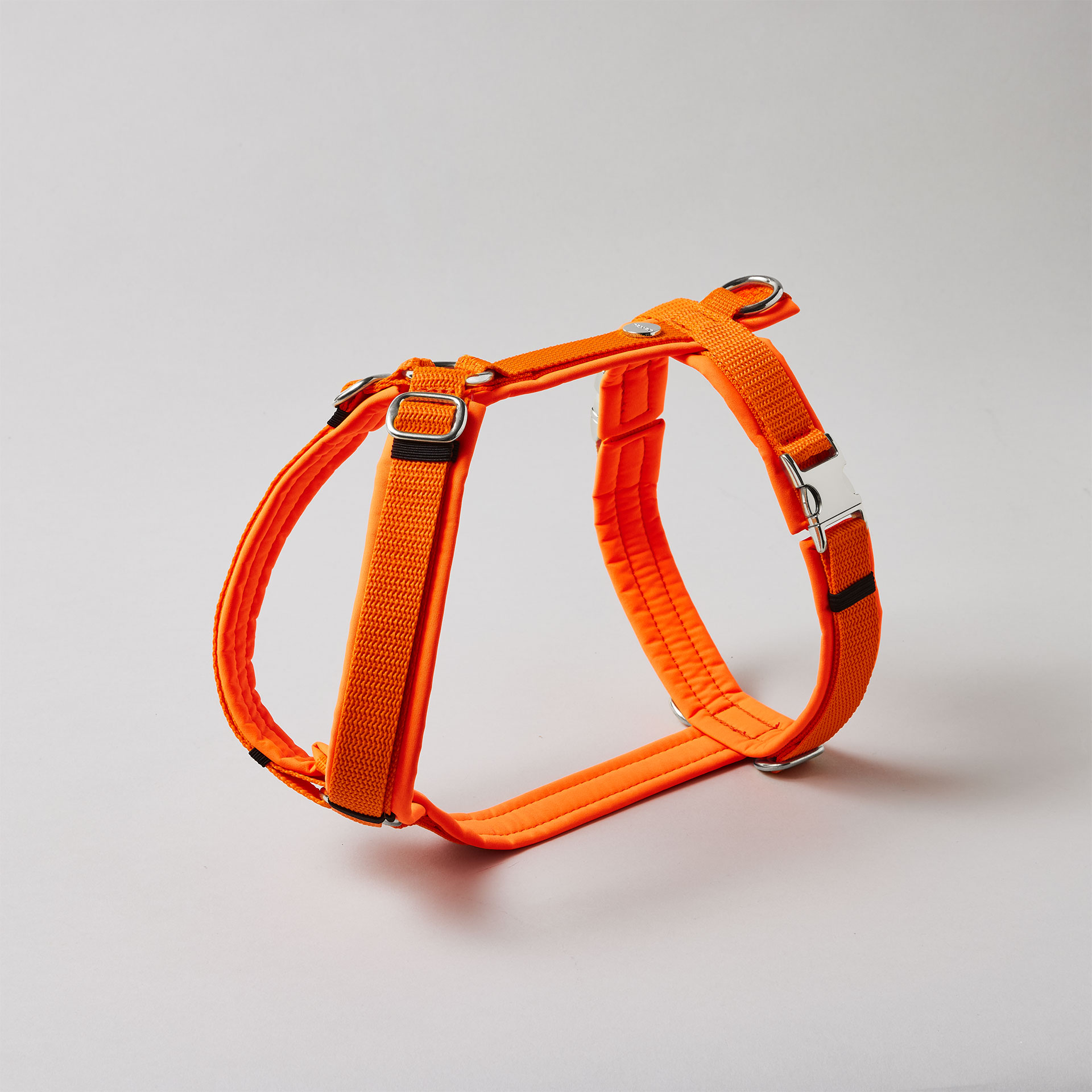 Verstellbares Hundegeschirr in Neonorange mit vollunterlegter Polsterung und silberfarbenen Beschlägen