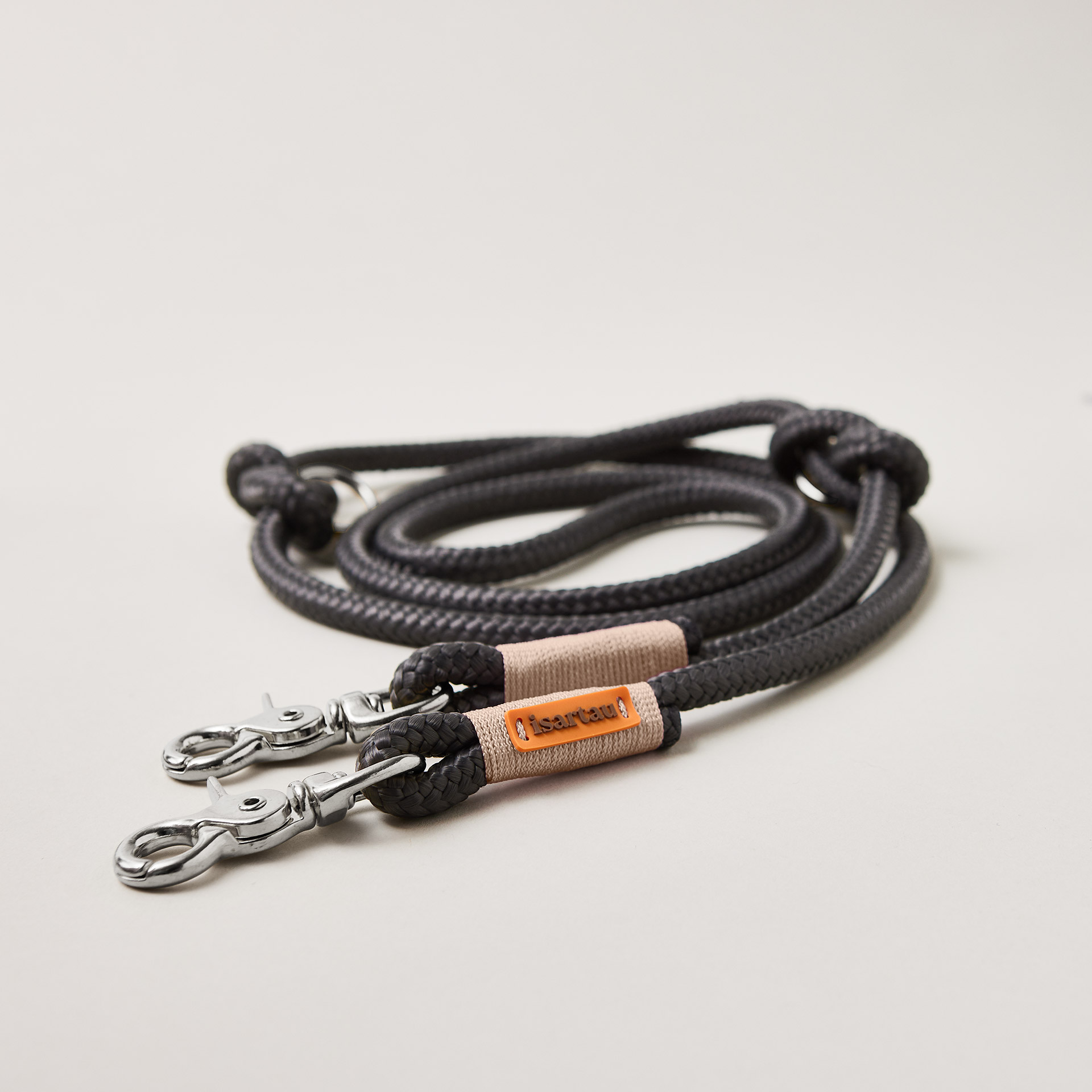 Hundeleine aus Tau Heavens Rock 10 mm verstellbar mit silberfarbenen Karabinern, dunkelgraues Tau mit beiger Takelung, Längenverstellbar über Knoten