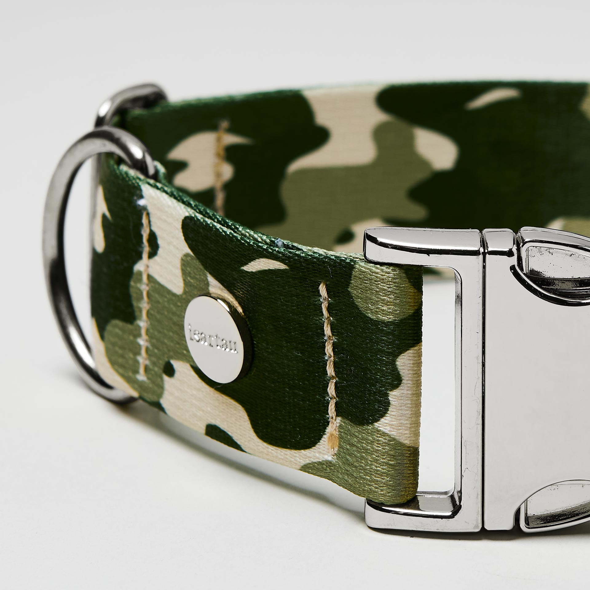 Nahaufnahme verstellbares Hundehalsband „Entdecker“ silberfarben, Gurtband mit Camouflage-Muster.