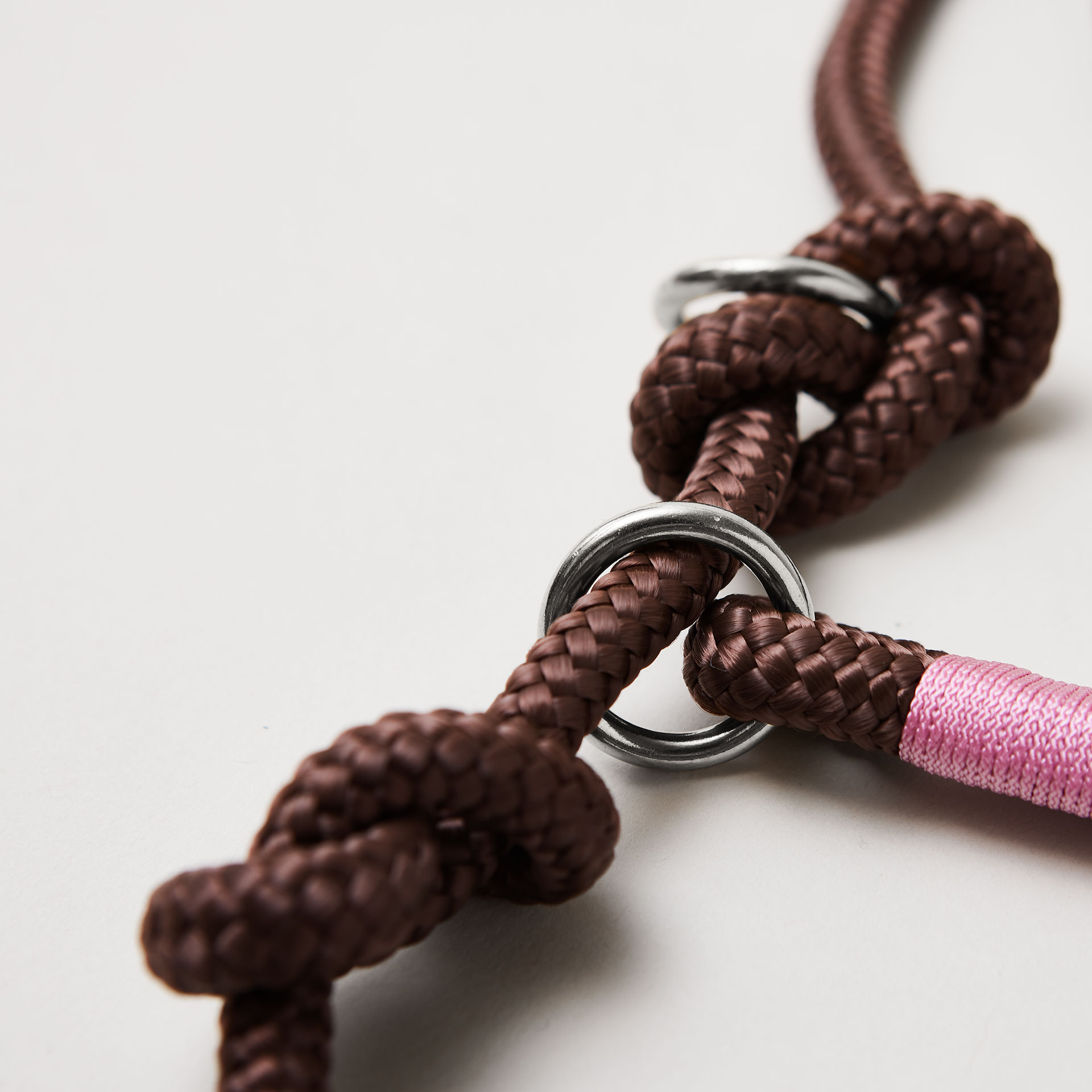 Detail Retrieverleine Classy Chestnut Rose mit verstellbaren Knoten für Hals- und Kopfumfang, silberne Karabiner, braunes Tau mit rosafarbener Takelung
