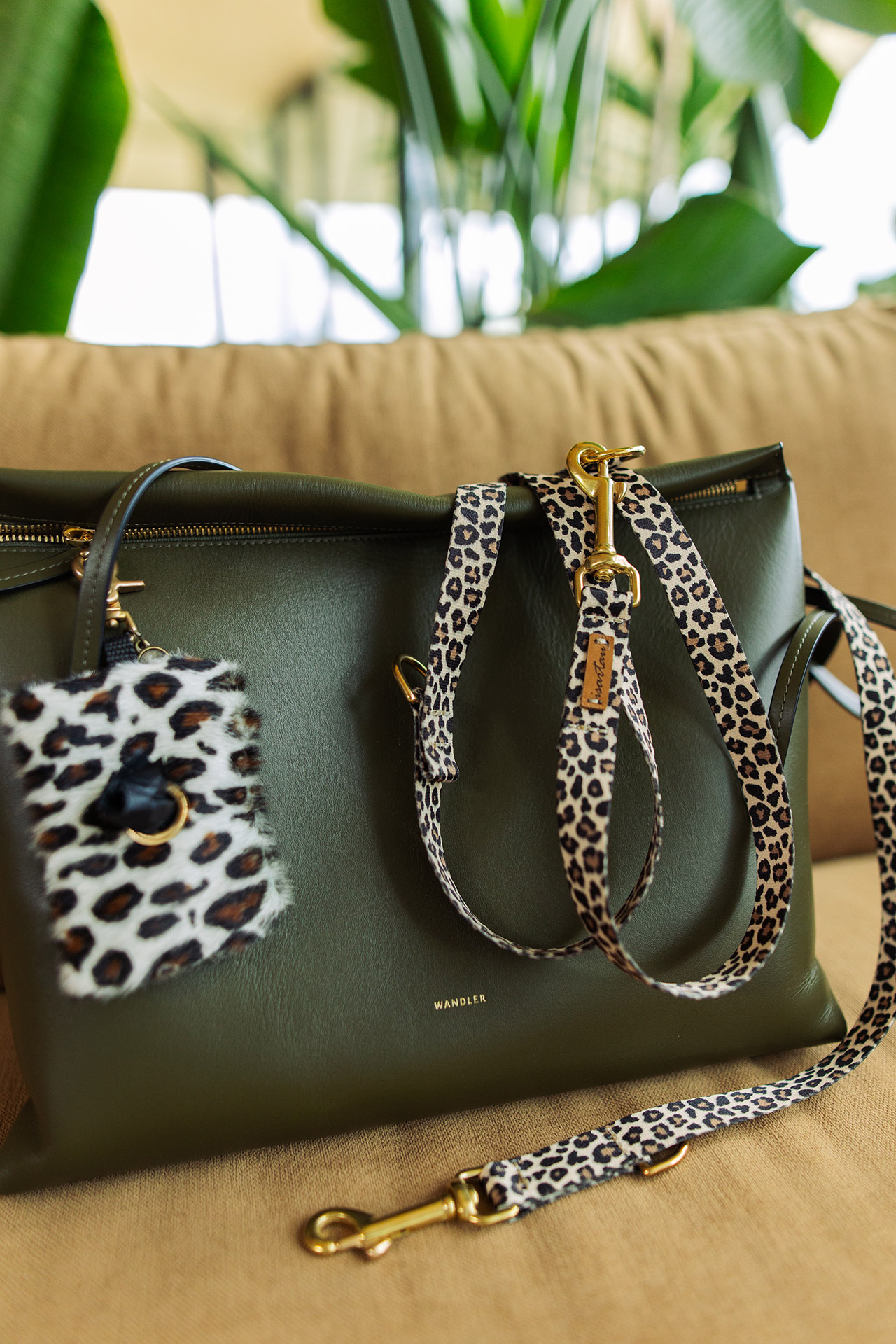 Designerleine Leo hängt über schicker edler Handtasche, Partnerlook mit Frauchen