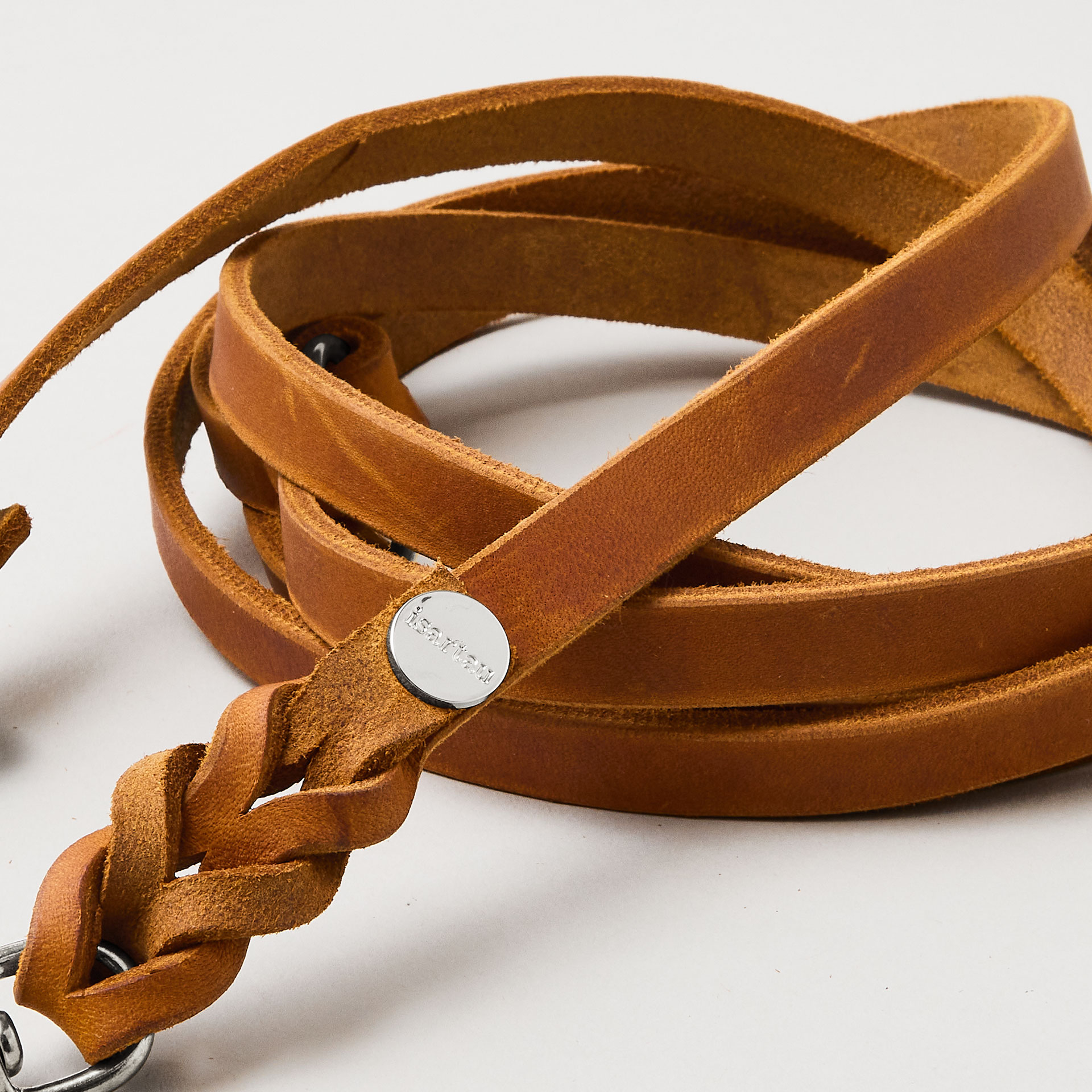 Fokus auf cognacfarbene Lederfarbe, isartau Logo Niete