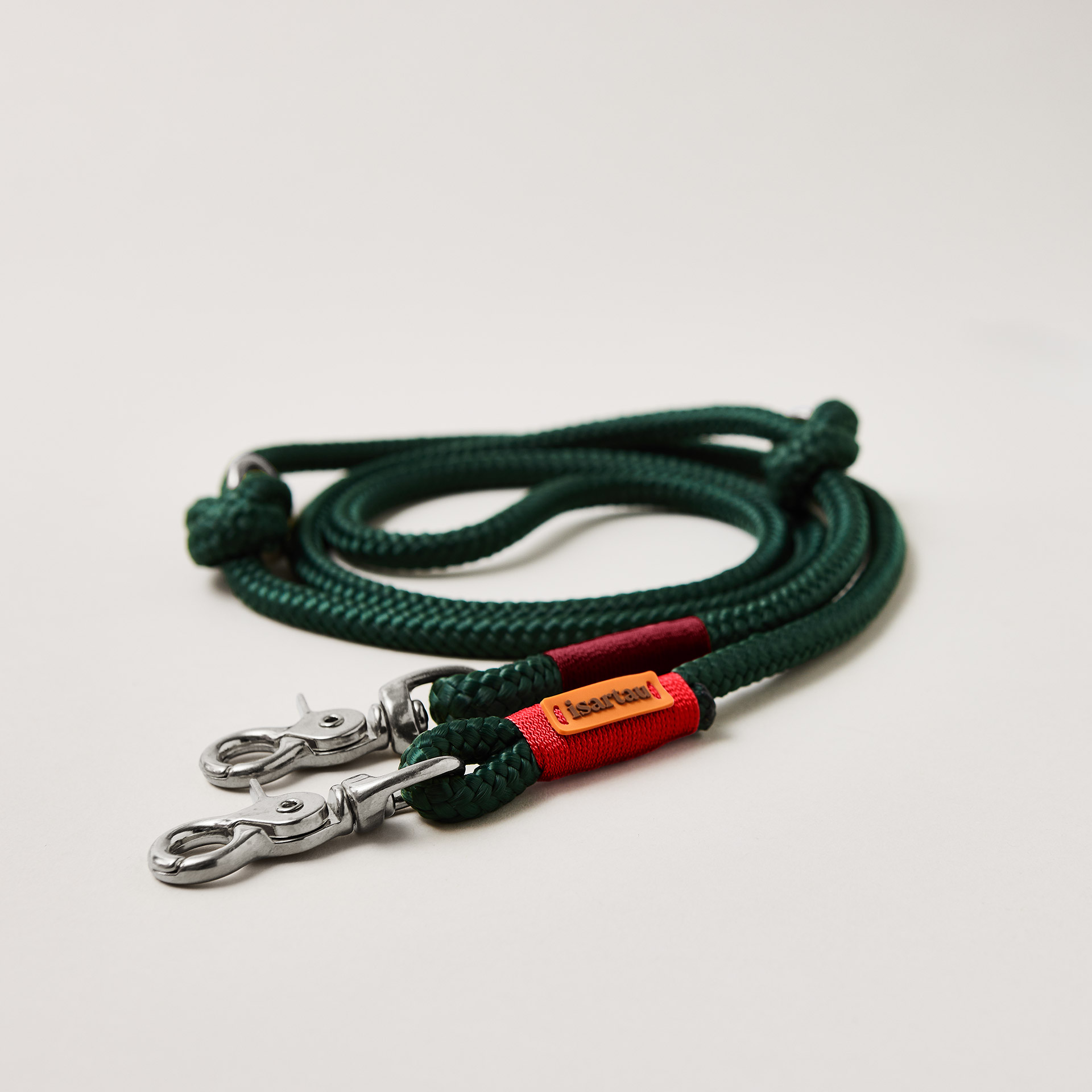 Hundeleine aus Tau Evergreen Rot Burgunder 10 mm verstellbar mit silberfarbenen Karabinern, dunkelgrünes Tau mit roter und burgunderfarbener Takelung, Längenverstellbar über Knoten