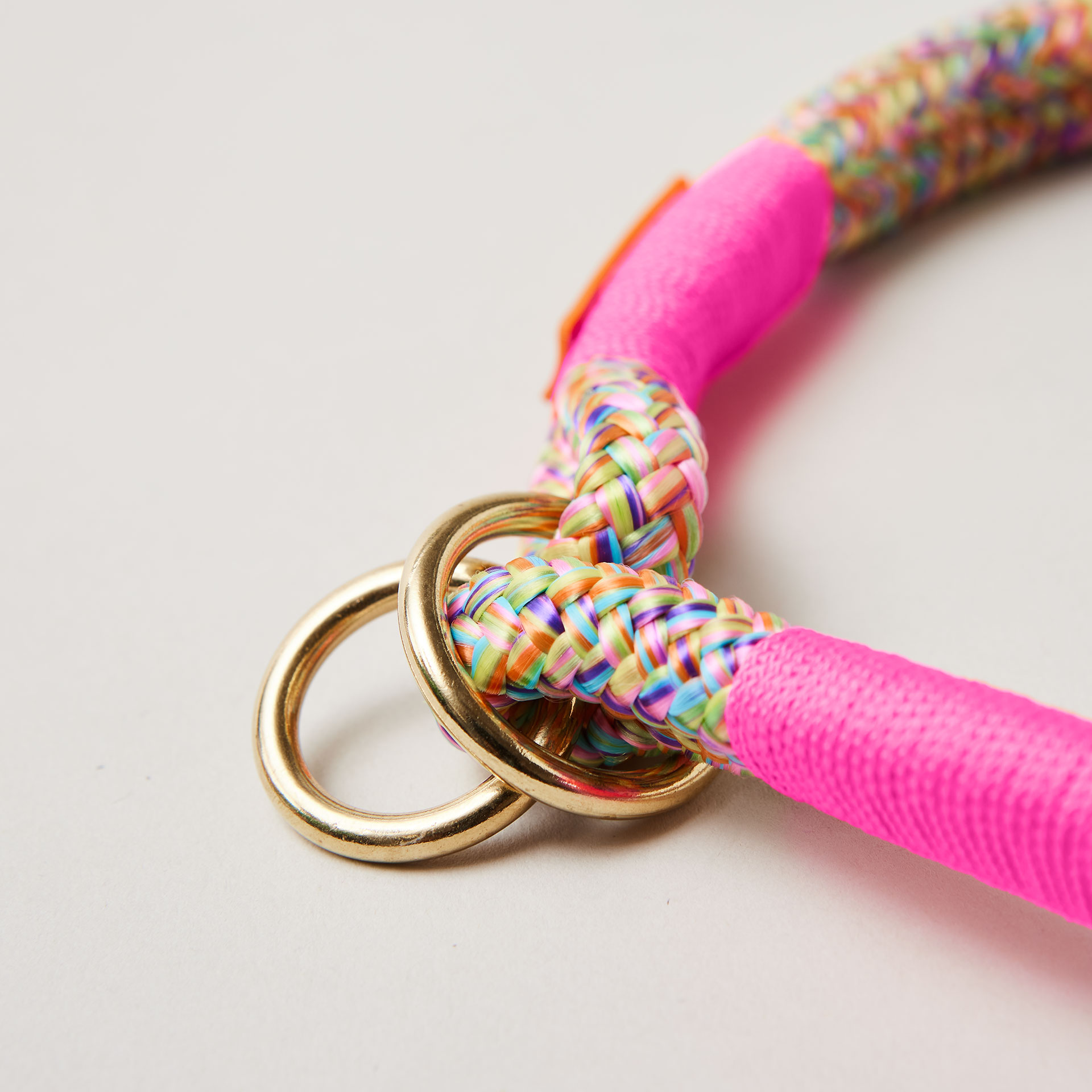 Detail Tauhalsband Zugstopp Easy Summer Neonpink mit Messing-Beschlägen, buntes Tau mit neonpinker Takelung