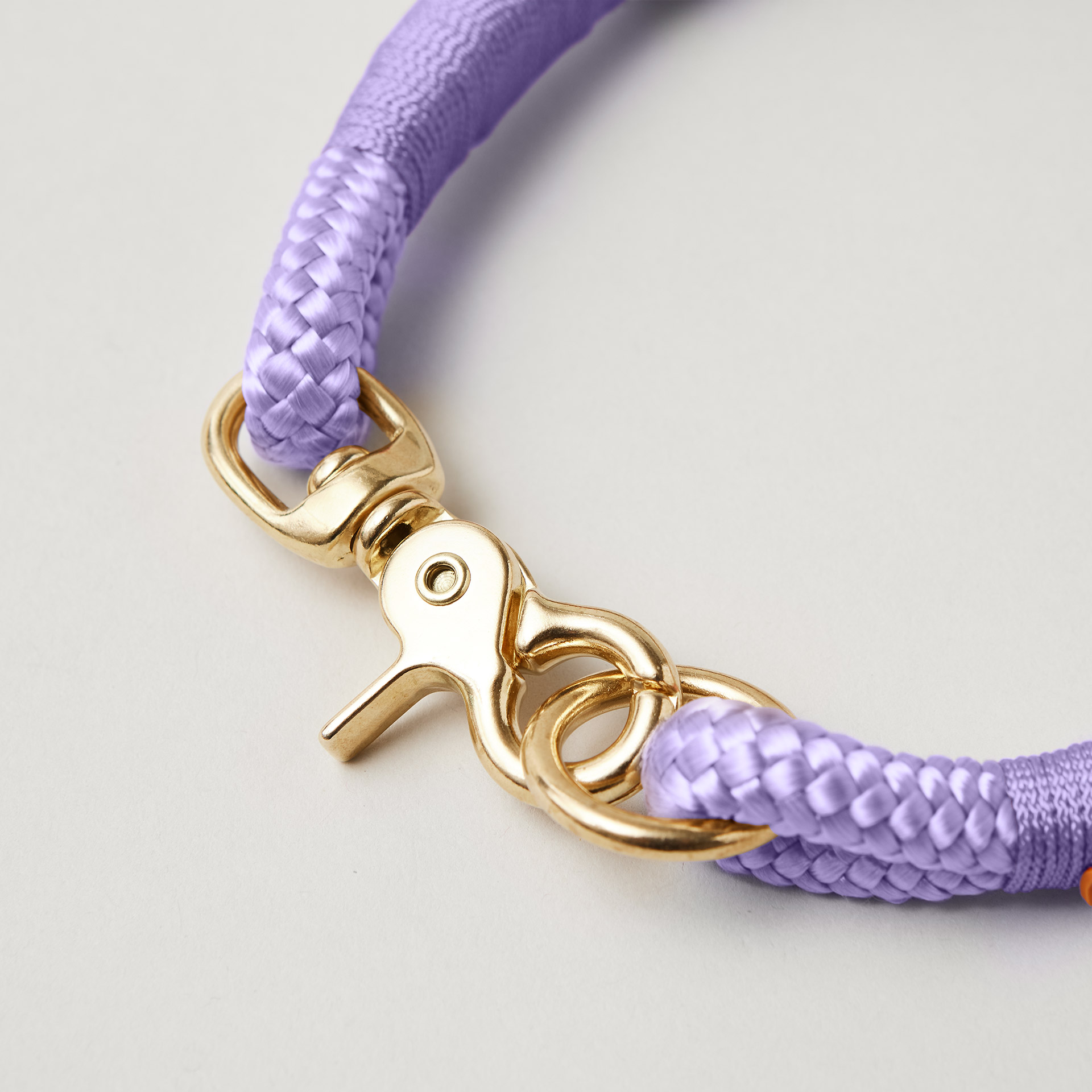 Verschluss Ring und Scherenkarabiner am Modell Feste Halsung Very Peri Lavendel mit Messing-Beschlägen, lavendelfarbenes Tau und Takel
