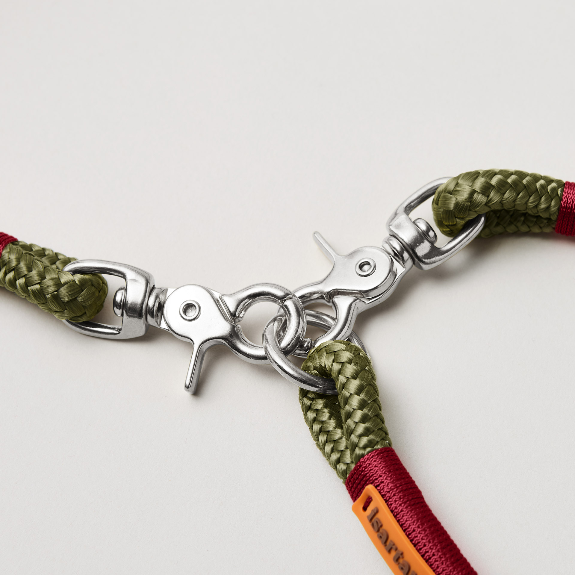 Detail silberfarbener Ring und Scherenkarabiner am Modell Feste Halsung Olive Grove Burgunder, olivfarbenes Softtau mit burgunderfarbener Takelung