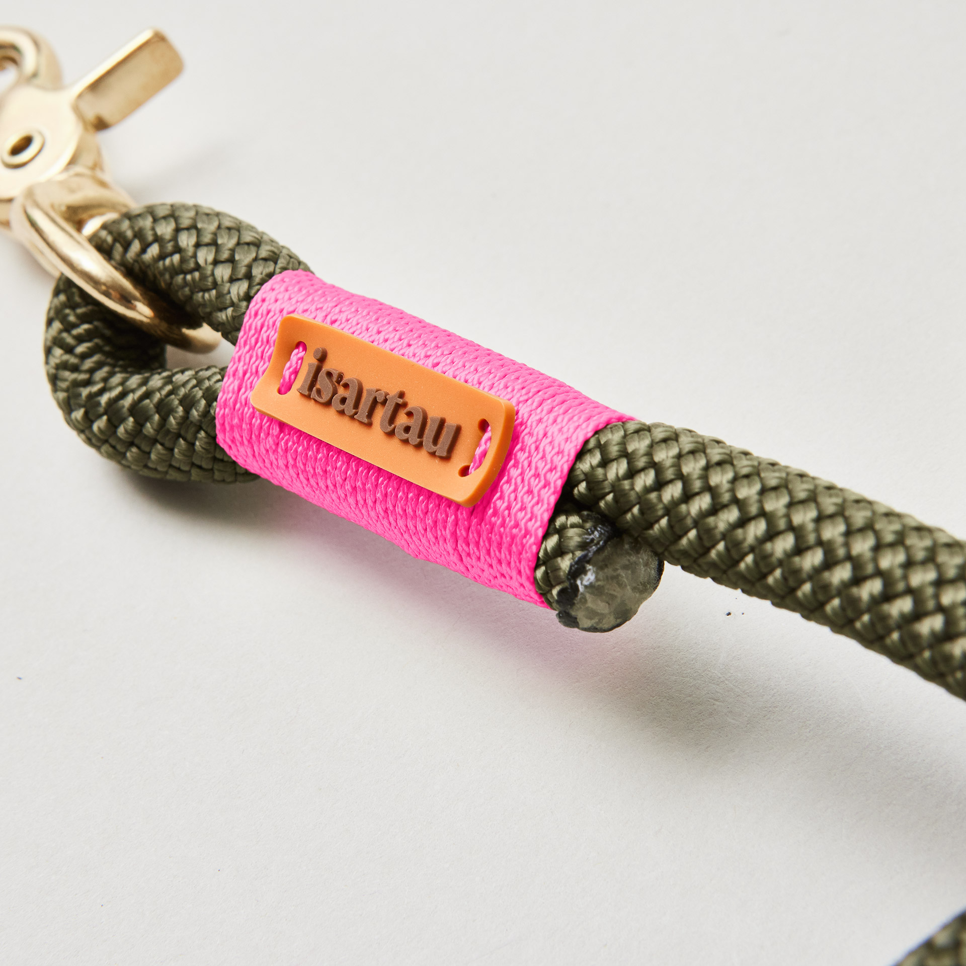 Detail isartau-Logo auf olivfarbenem Kletterseil und neonpinker Takelung
