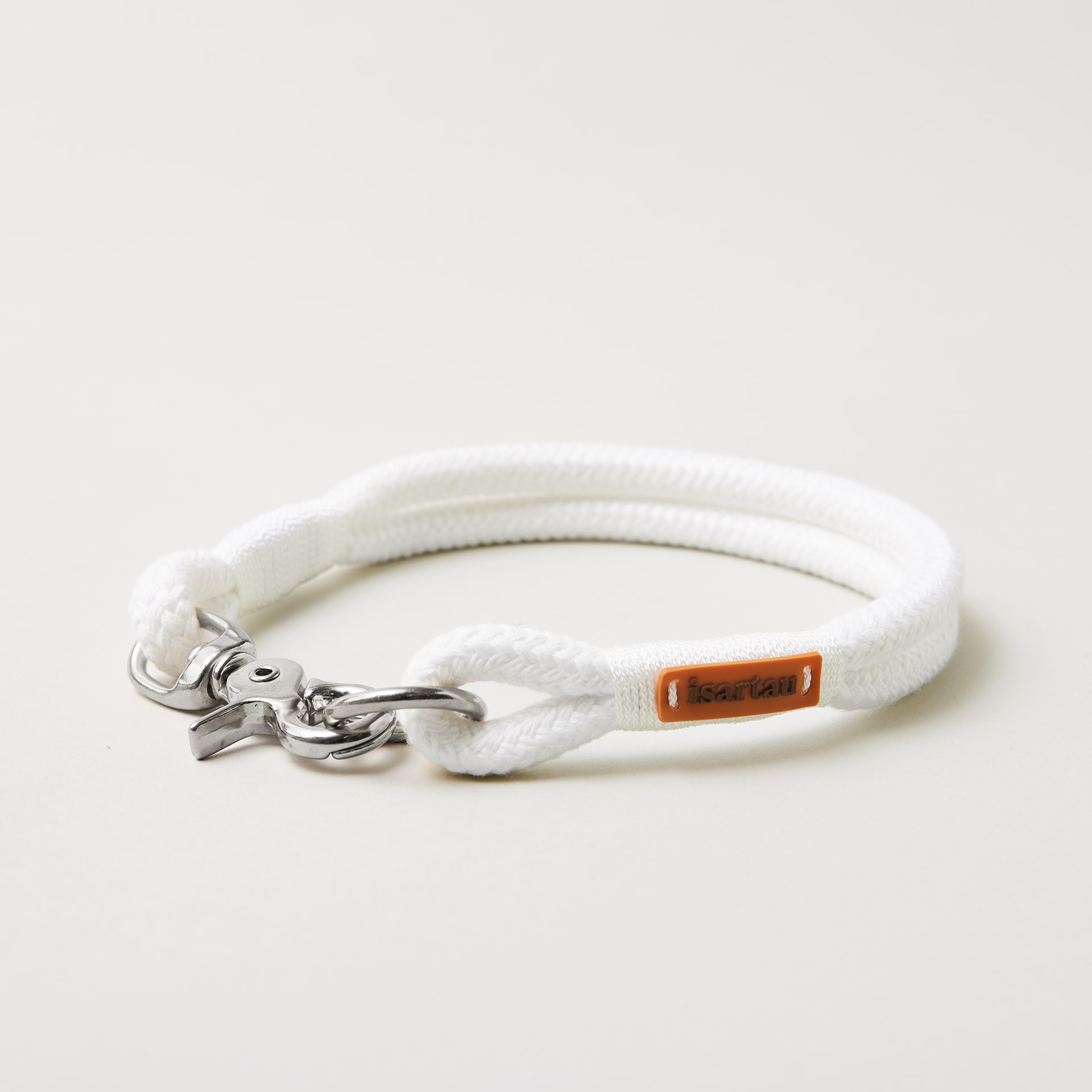 Feste Halsung aus Tau in der Farbe Pure Breeze Weiß, 10 mm mit silberfarbenen Beschlägen, weißes Tau und Takelung