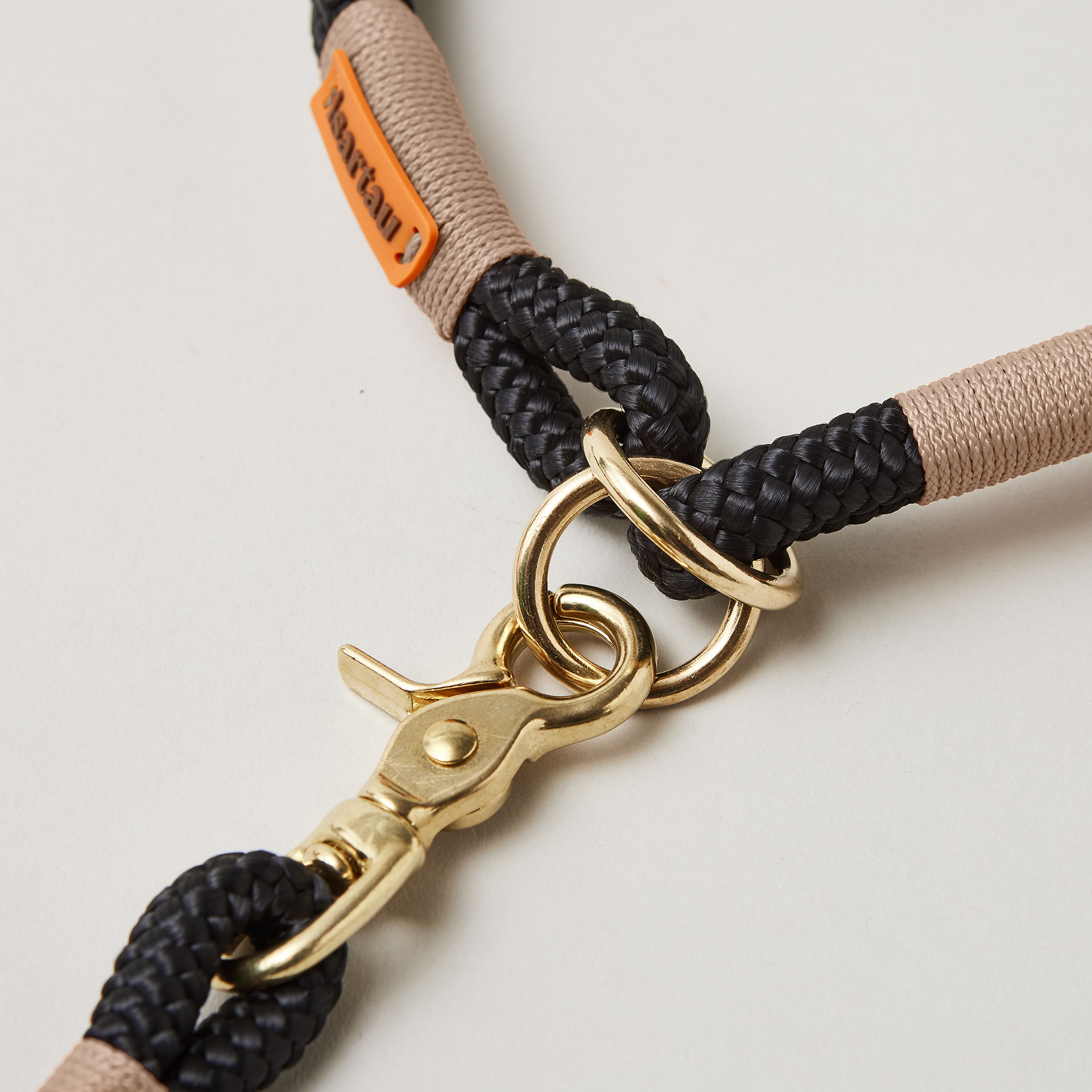 Detail Zugstopp Halsband und Tauleine in der Farbe Black Mamba Beige, schwarzes Tau mit beiger Takelung in Messing