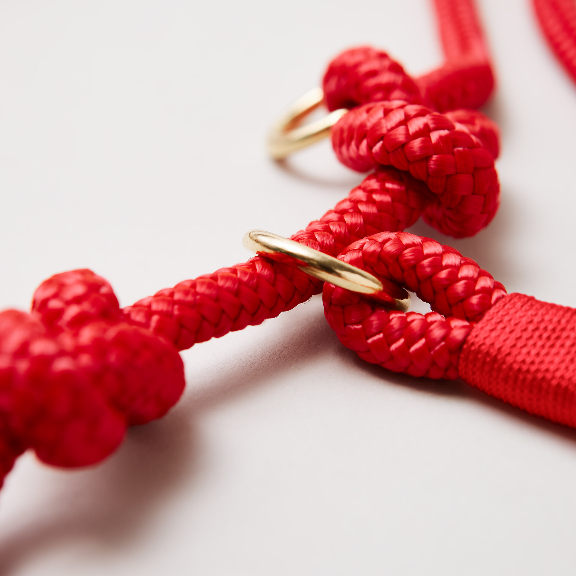 Detail Retrieverleine Red Fairy Rot mit verstellbaren Knoten für Hals- und Kopfumfang, Messing