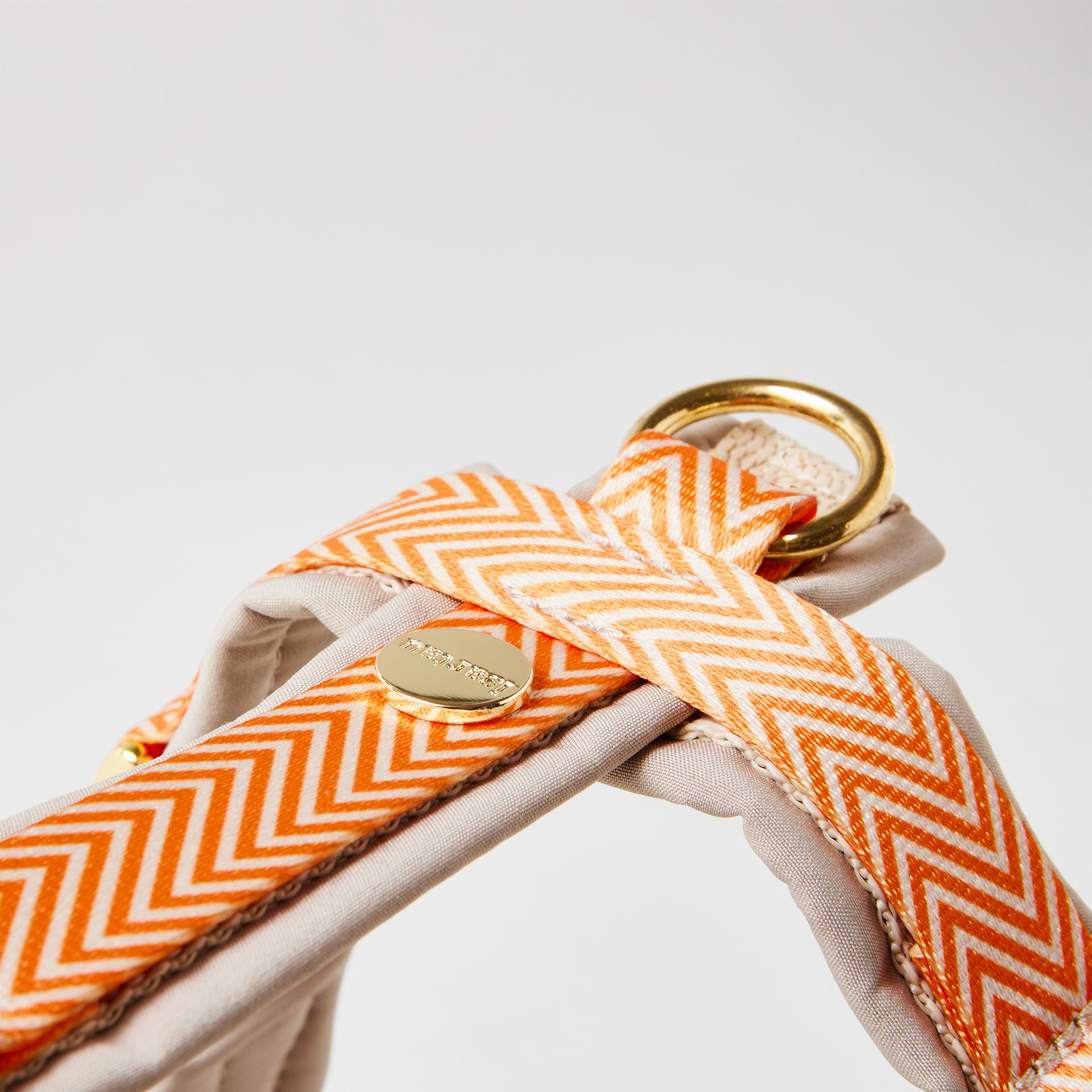 Extra gepolsterter O-Ring zum Einhaken des Karabiners am gepolsterten Hundegeschirr Tänzer mit goldfarbenen Beschlägen