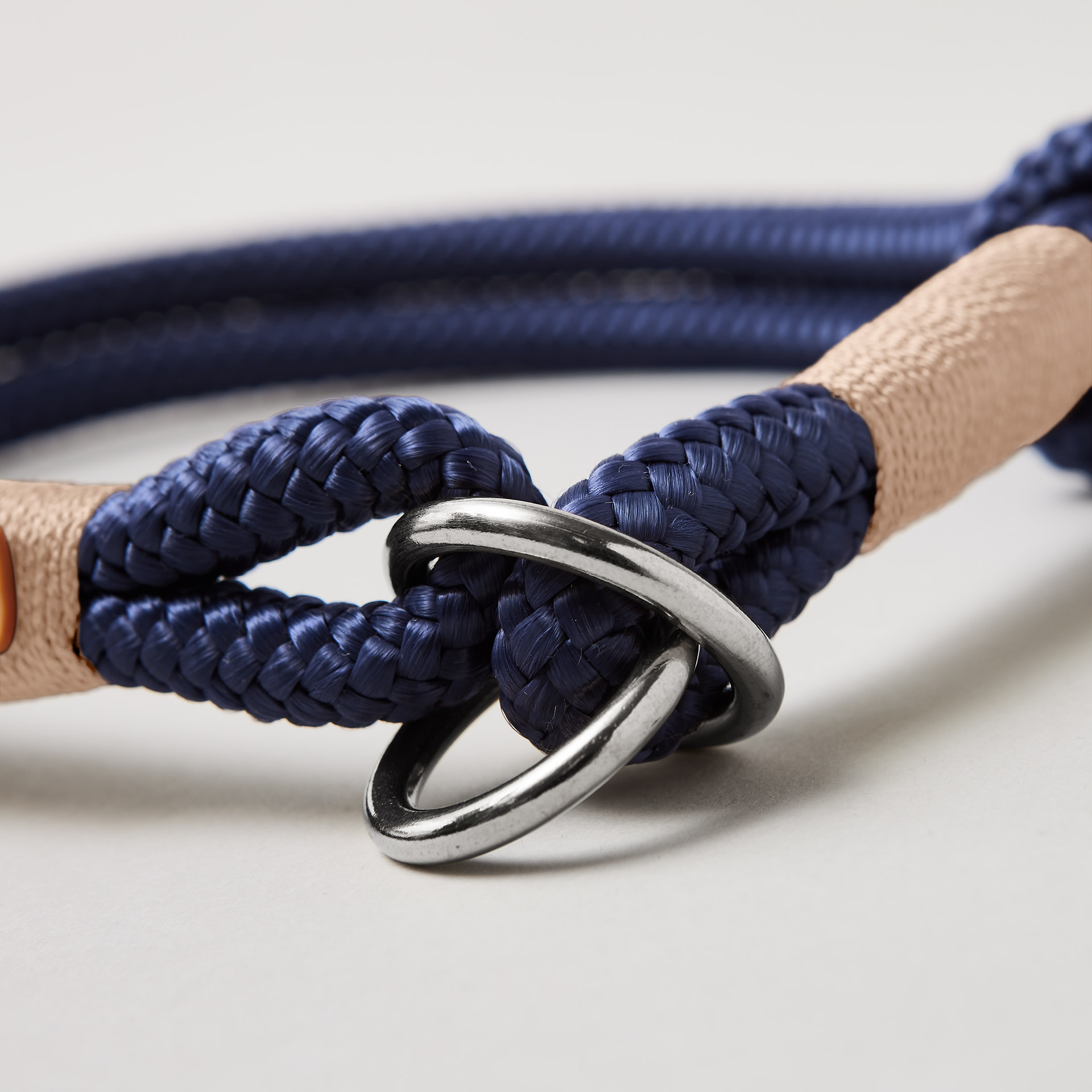 silberne O Ringe an Tauhalsband Indigo Sea Beige