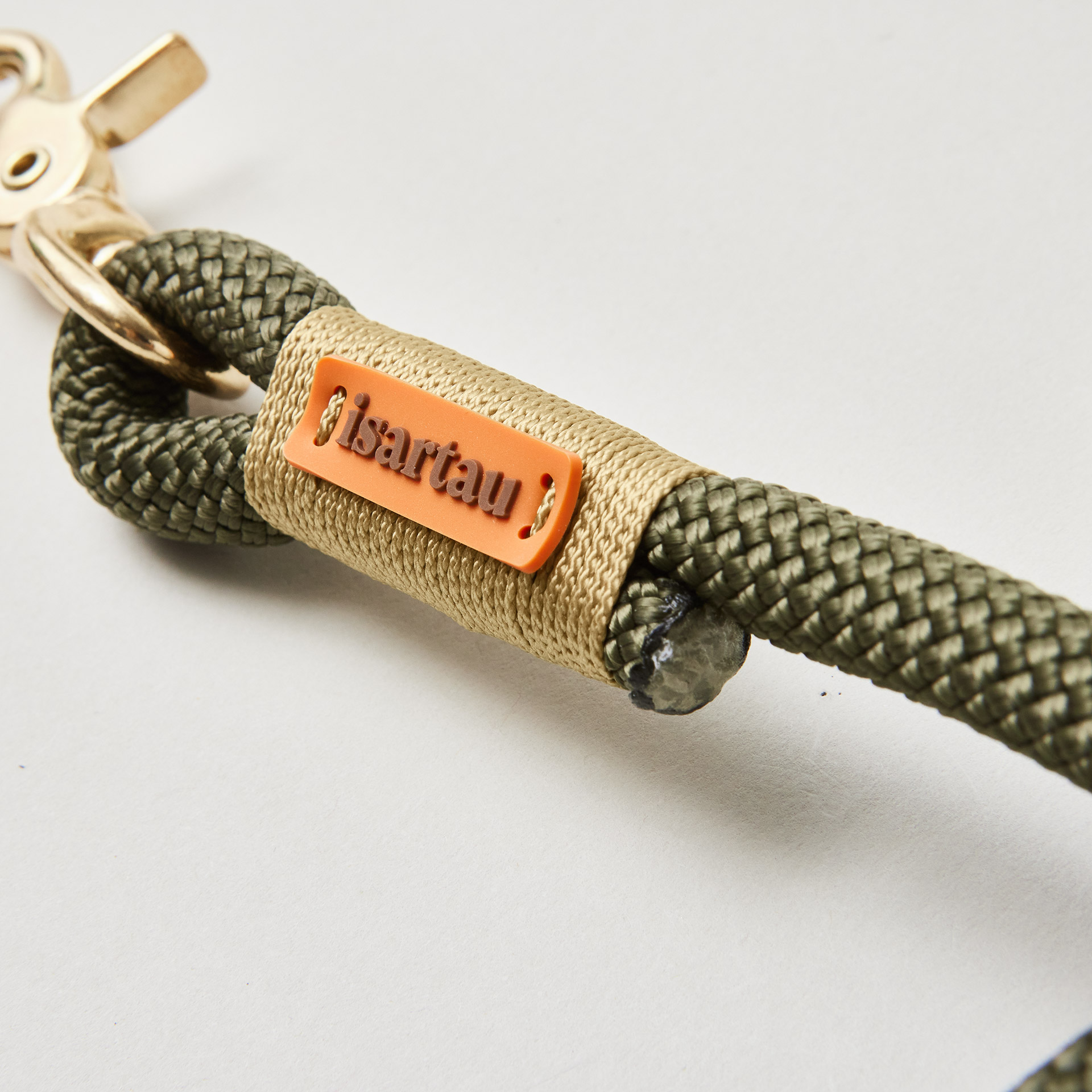 Detail isartau-Logo auf olivgrünem Kletterseil und goldfarbener Takelung