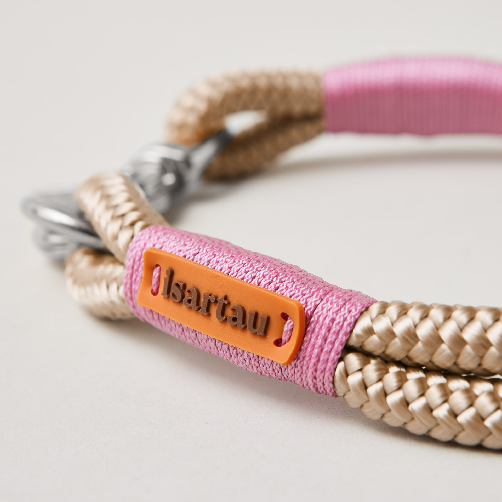 Detail silberfarbener Ring und Karabiner am Modell Feste Halsung Wood Owl Rose, beiges Tau mit rosa Takelung