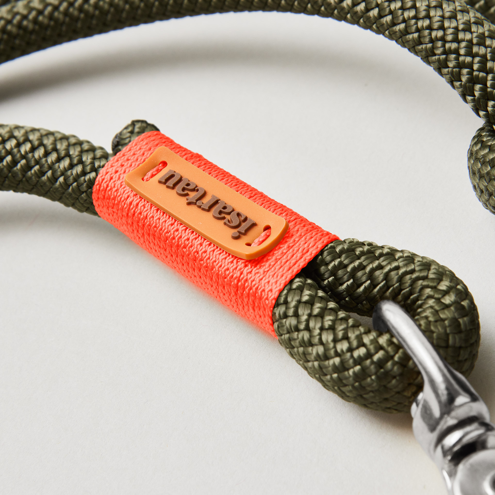 isartau Logo an Tauleine Olive Grove Neonorange