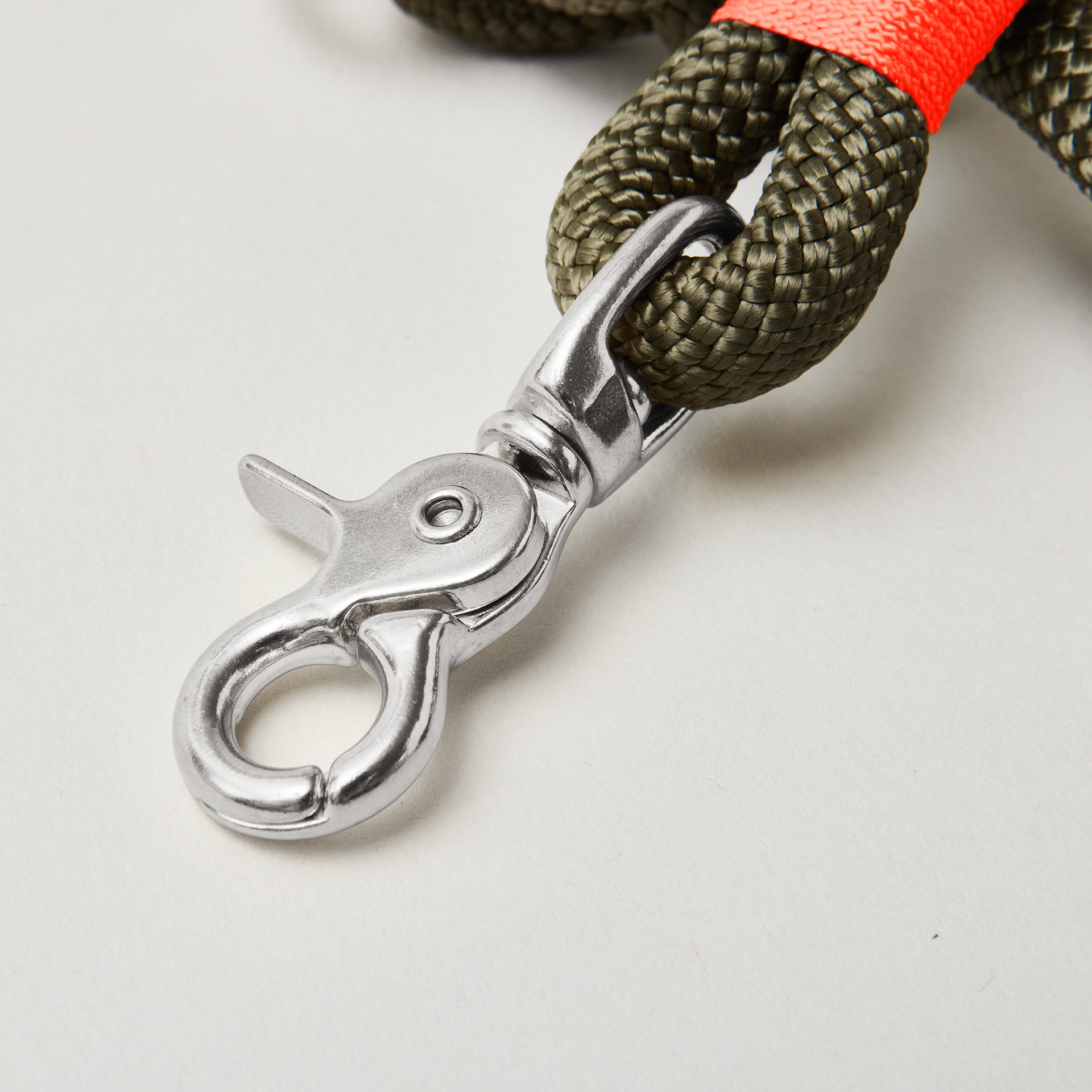 silberfarbener Scherenkarabiner an olivfarbenem Tau