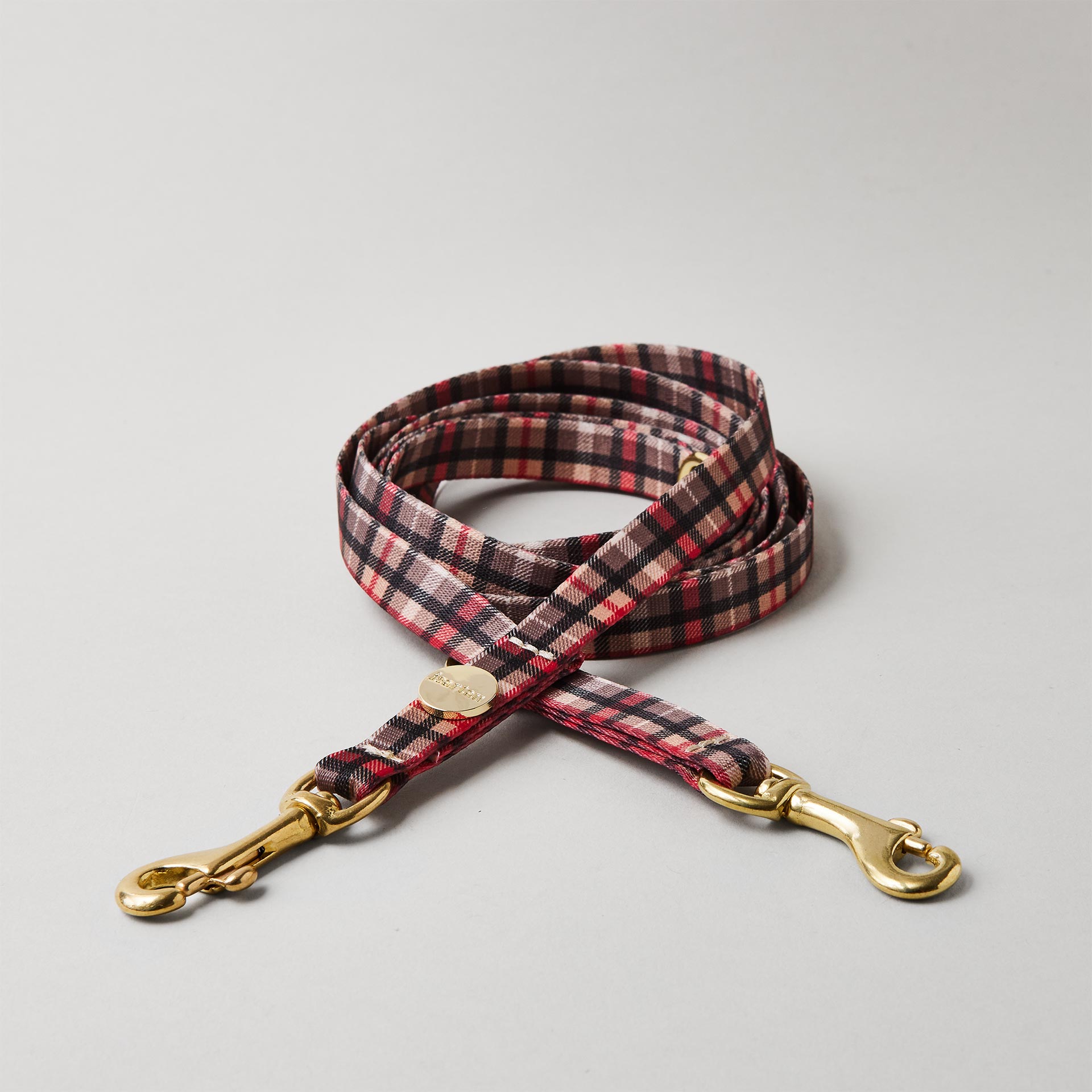 Verstellbare Hundeleine „Flaneur“, Gurtband mit Karo-Aufdruck in 15 mm Breite, goldfarbene Mini-Karabiner.