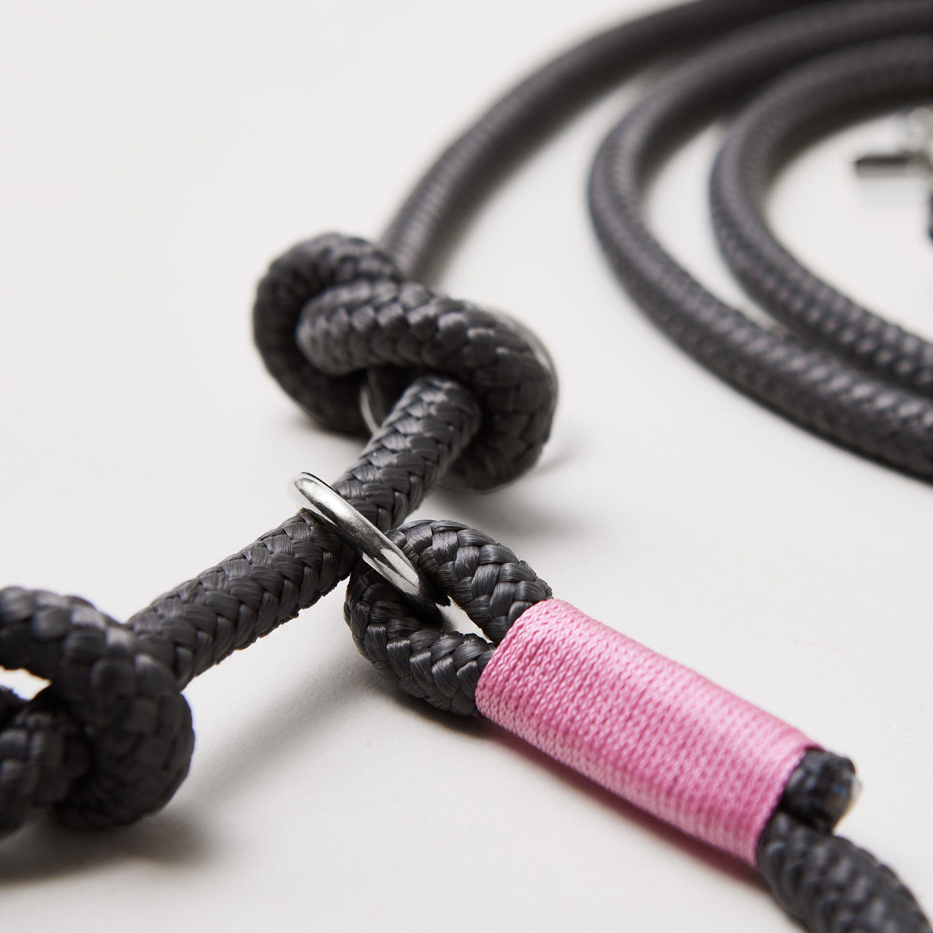 Detail Retrieverleine Heavens Rock mit verstellbaren Knoten für Hals- und Kopfumfang, silberne Karabiner, dunkelgraues Tau mit rosafarbener Takelung