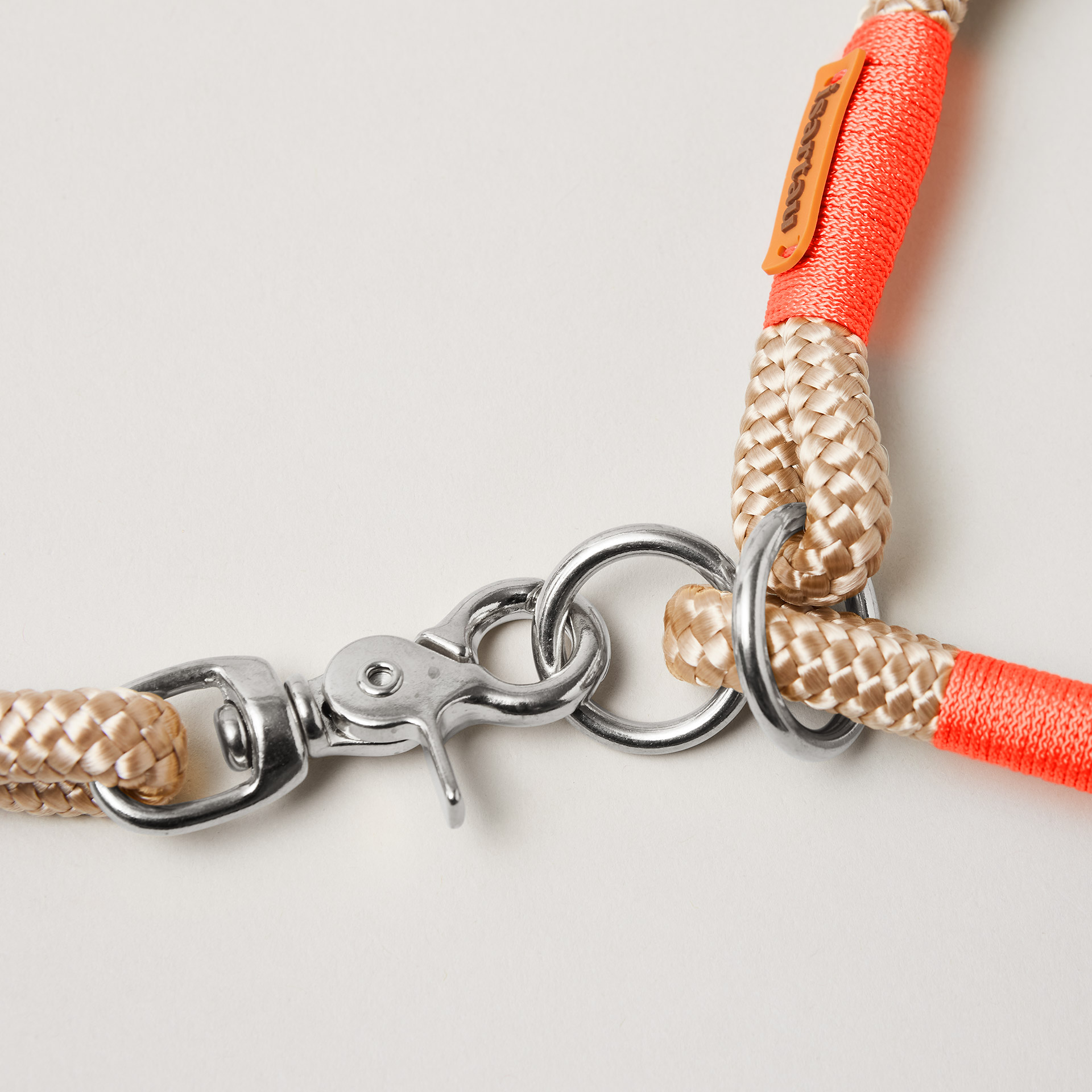 Detail Tauset Wood Owl Neonorange mit silberfarbenen Beschlägen, beiges Tau mit neonoranger Takelung