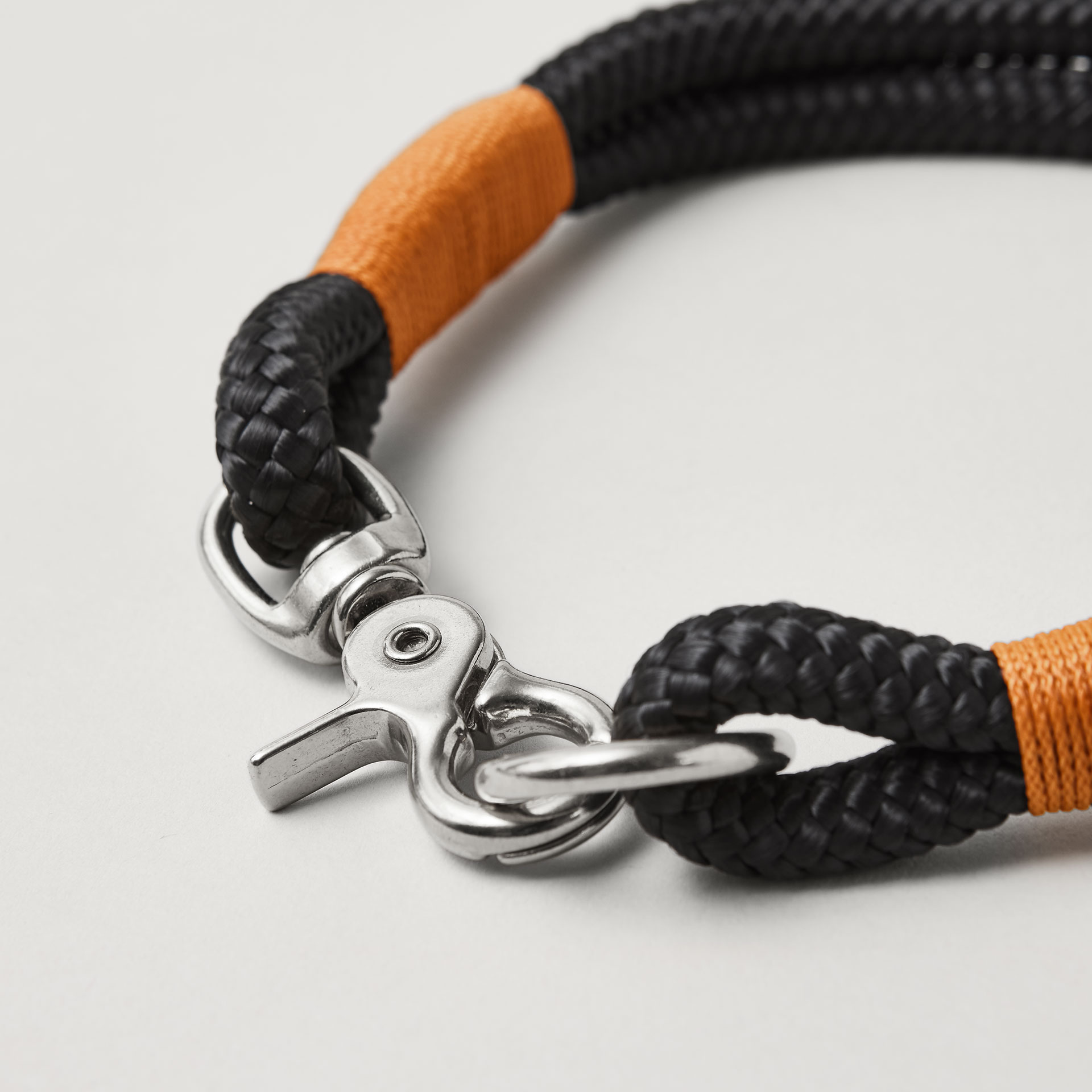 Detail silberfarbener Ring und Karabiner am Modell Feste Halsung, Farbe Black Mamba Rost Orange, schwarzes Tau mit rost-oranger Takelung