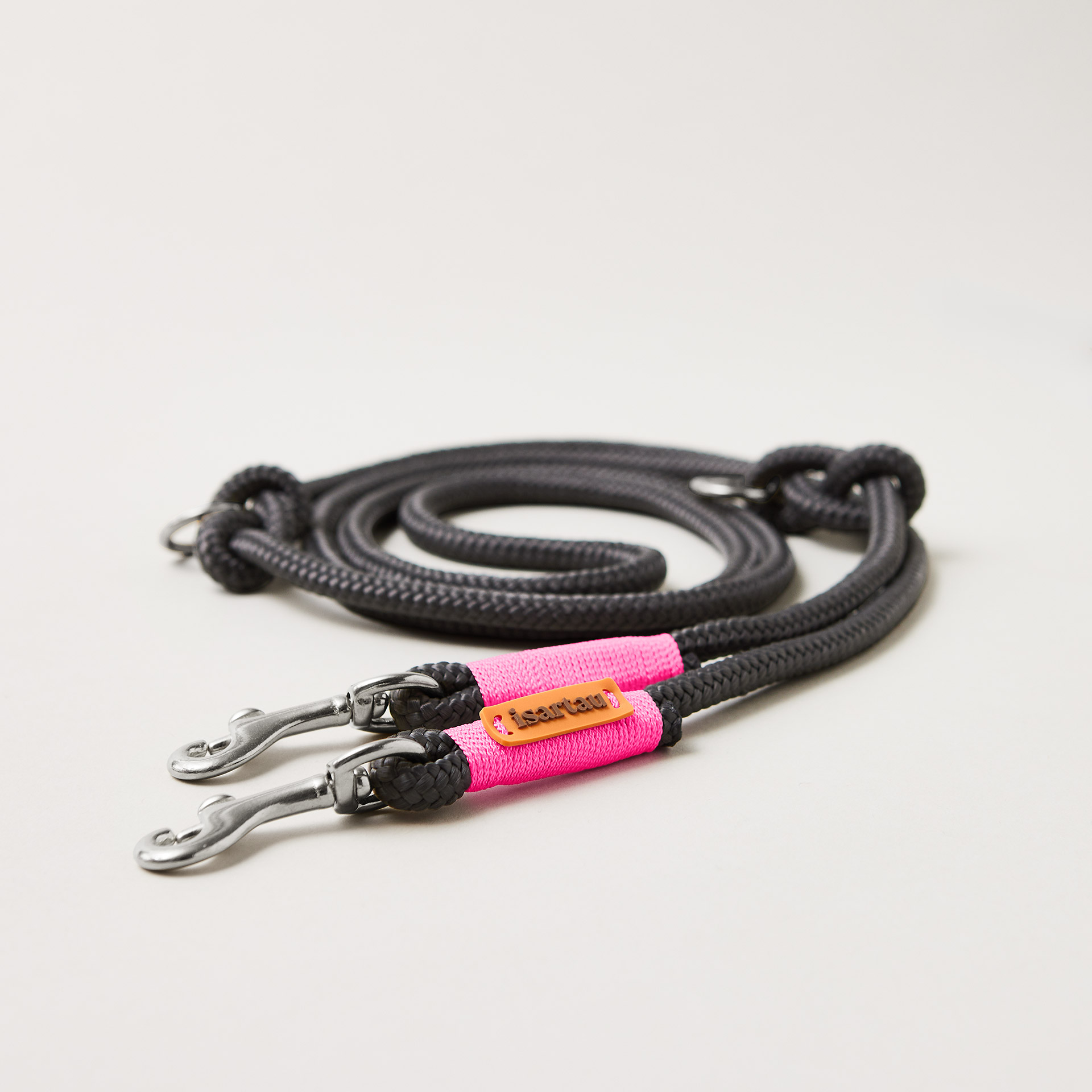 Hundeleine aus Tau Heavens Rock Neonpink 8 mm verstellbar mit leichten silberfarbenen Karabinern, dunkelgraues Tau mit pinker Takelung, flexibel Längenverstellbar über Knoten