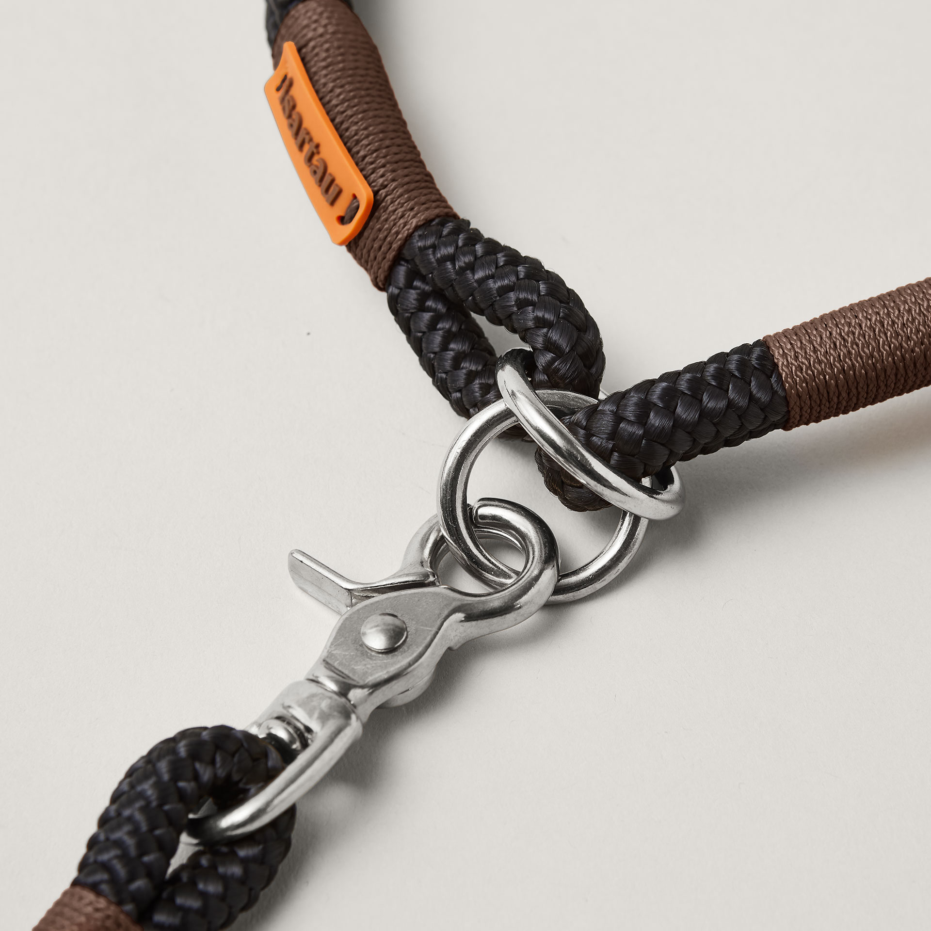Detail Zugstopp Halsband mit Tauleine Black Mamba Dunkelbraun, schwarzes Tau mit dunkelbrauner Takelung Fokus auf silberfarbene Ringe und Karabiner