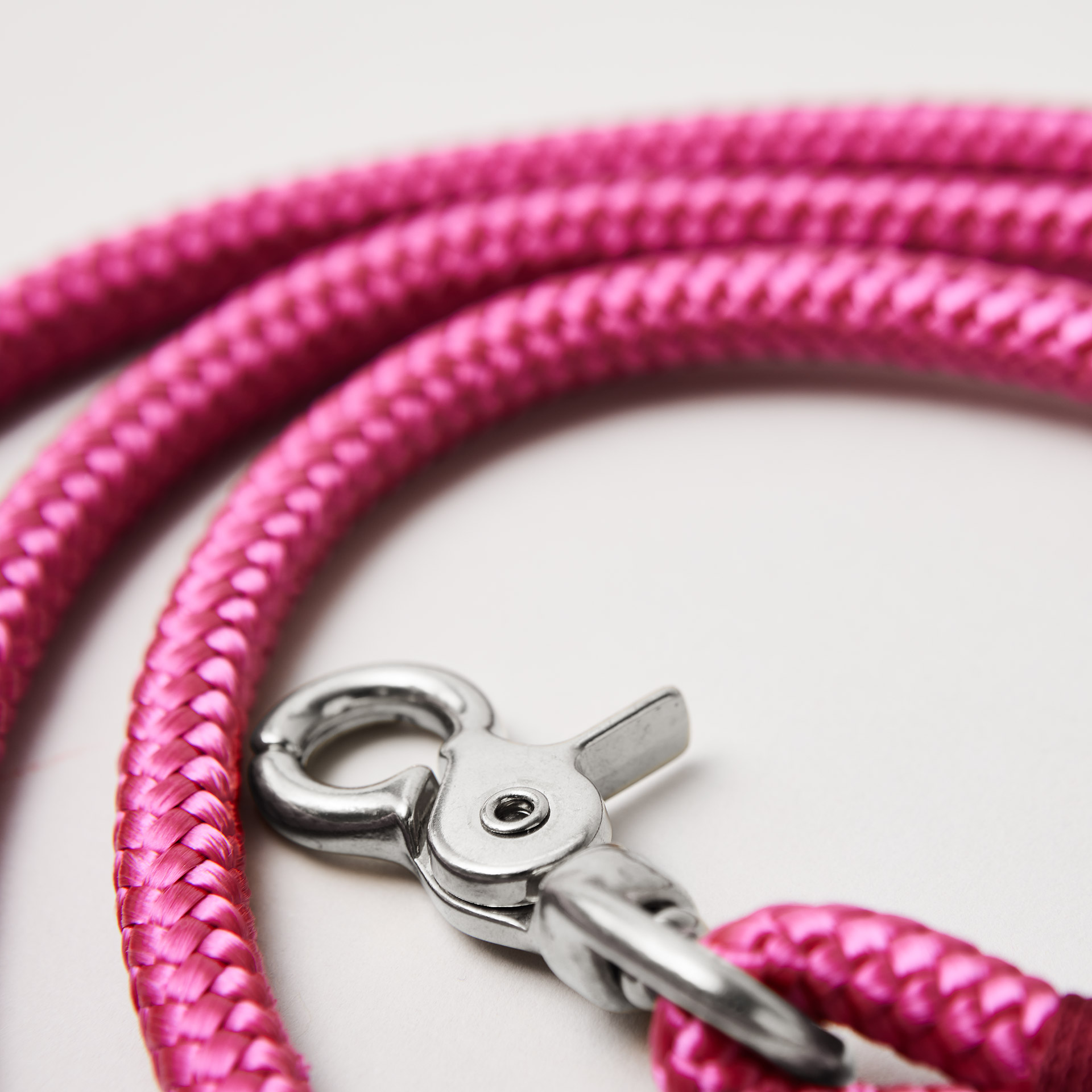 silberfarbener Scherenkarabiner an Tauleine Viva Magenta Burgunder