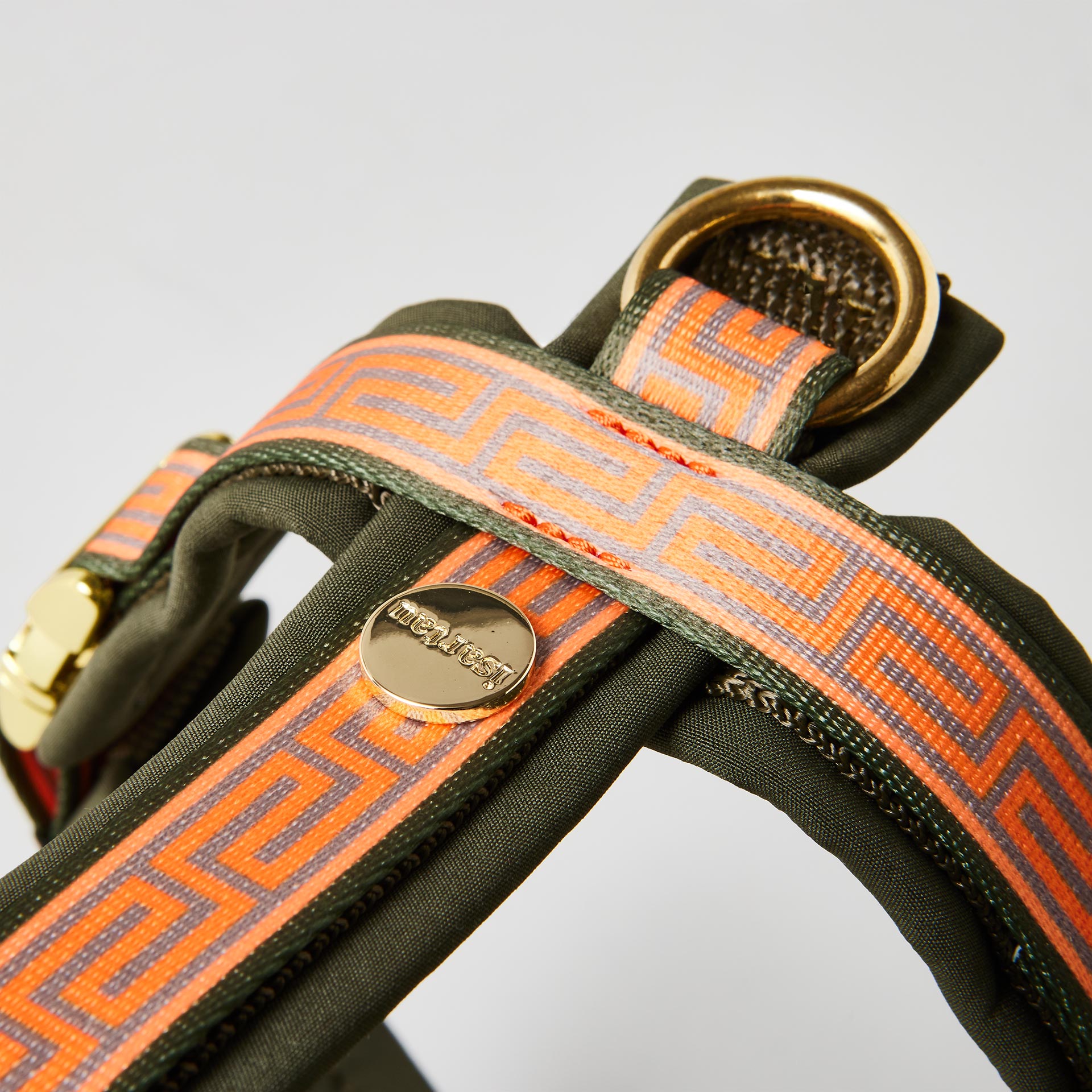 Extra gepolsterter O-Ring zum Einhaken des Karabiners am gepolsterten Hundegeschirr Wellenbrecher mit goldfarbenen Beschlägen