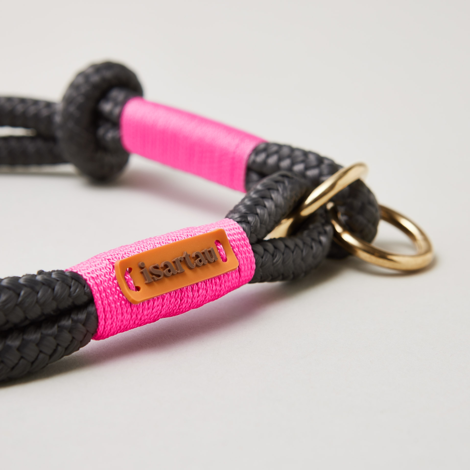 Detail Tauhalsband Zugstopp Heavens Rock mit Messingringe, dunkelgraues Tau mit neonpinker Takelung
