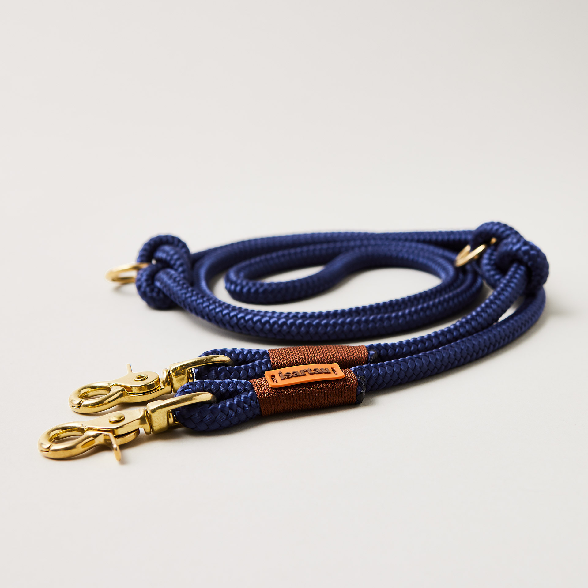 Tauleine Indigo Sea Kastanie 10 mm verstellbar mit Messing-Karabinern, dunkelblaues Tau mit brauner Takelung, längenverstellbar über Knoten