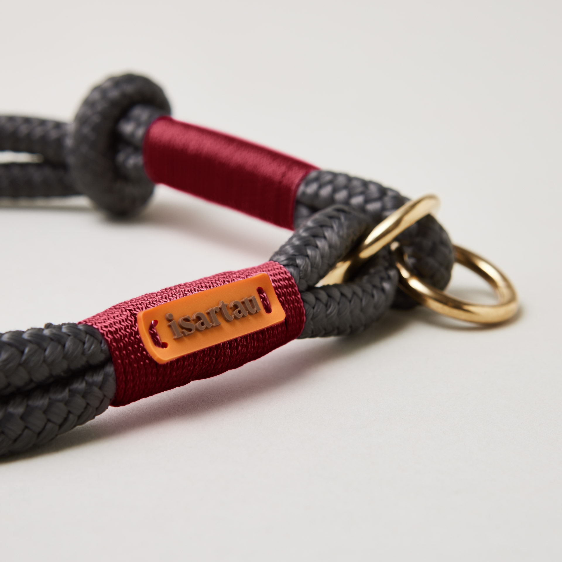 Detail Tauhalsband Zugstopp Heavens Rock Burgunder mit Messing-Beschlägen, dunkelgraues Tau mit weinroter Takelung