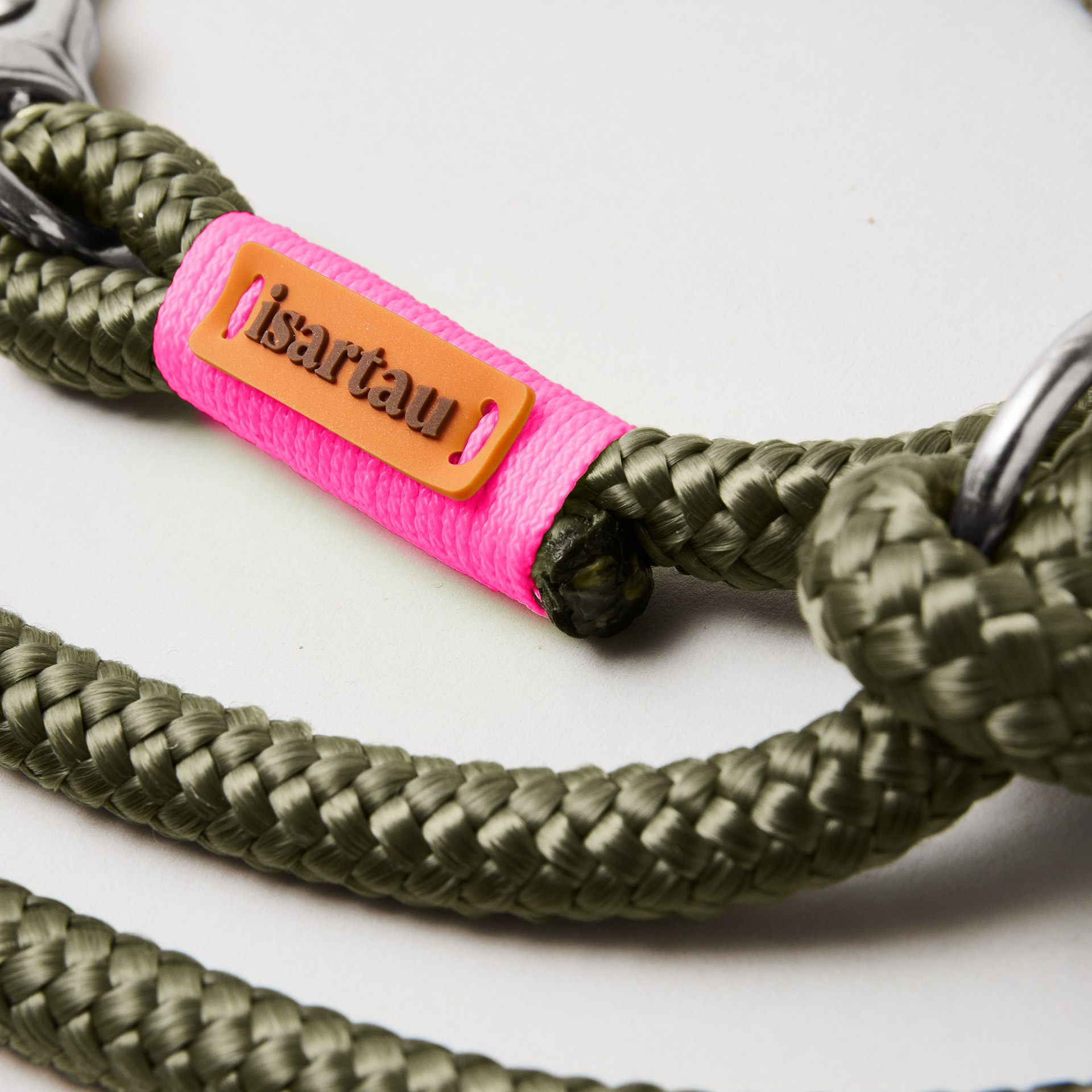 isartau Logo, Detailaufnahme an Tauleine Olive Grove Neonpink