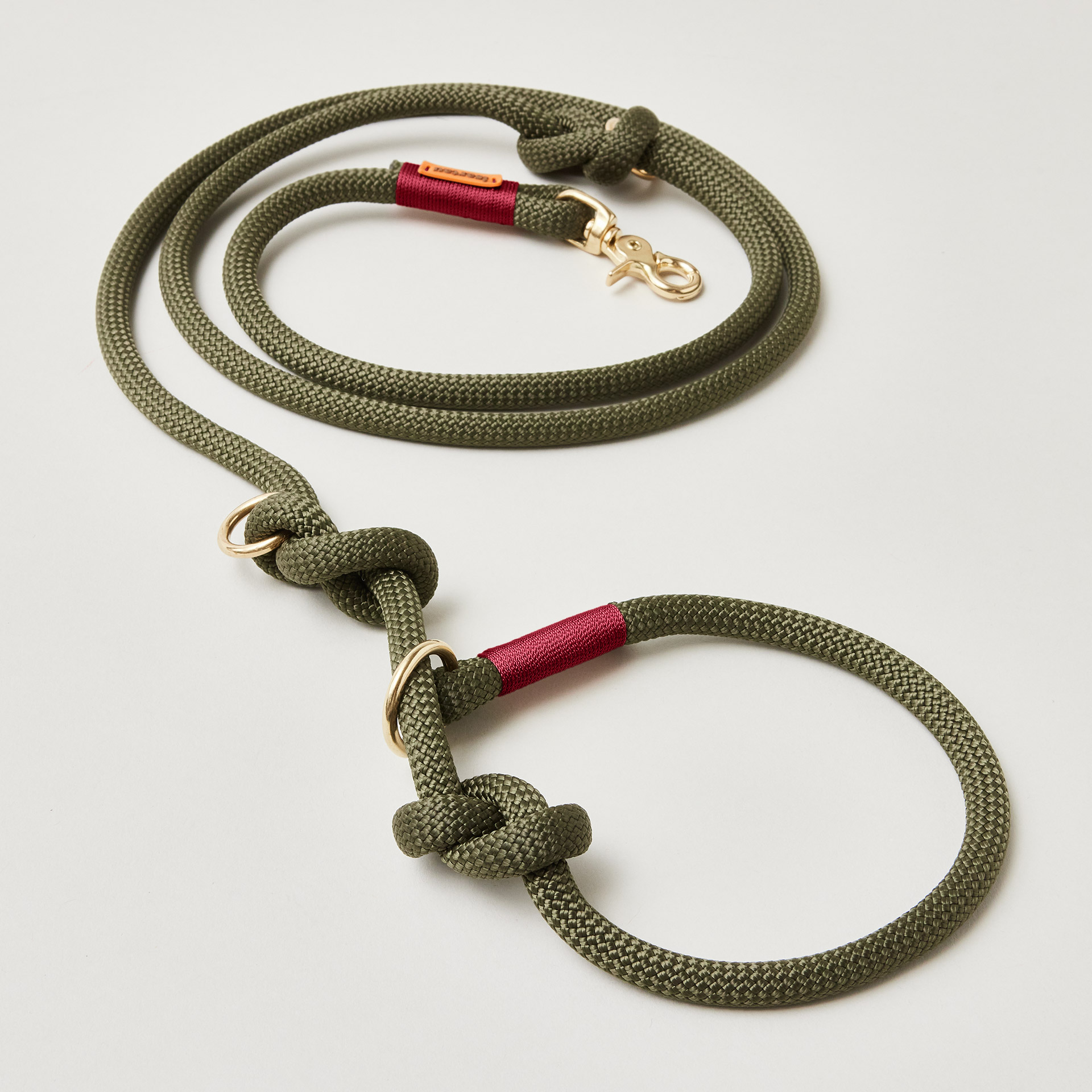 olivfarbene Retrieverleine aus Kletterseil mit Messingbeschlägen