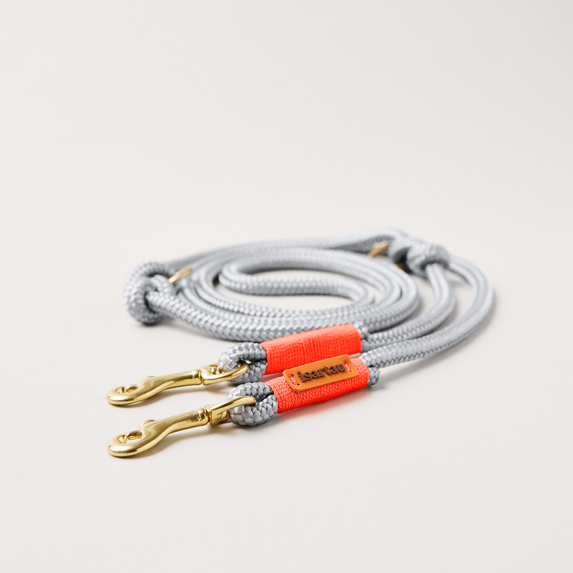 Hundeleine aus Tau Pebble Stone Neonorange 8 mm mit leichten Messing-Karabinern, hellgraues Tau mit neonoranger Takelung, Längenverstellbar über Knoten