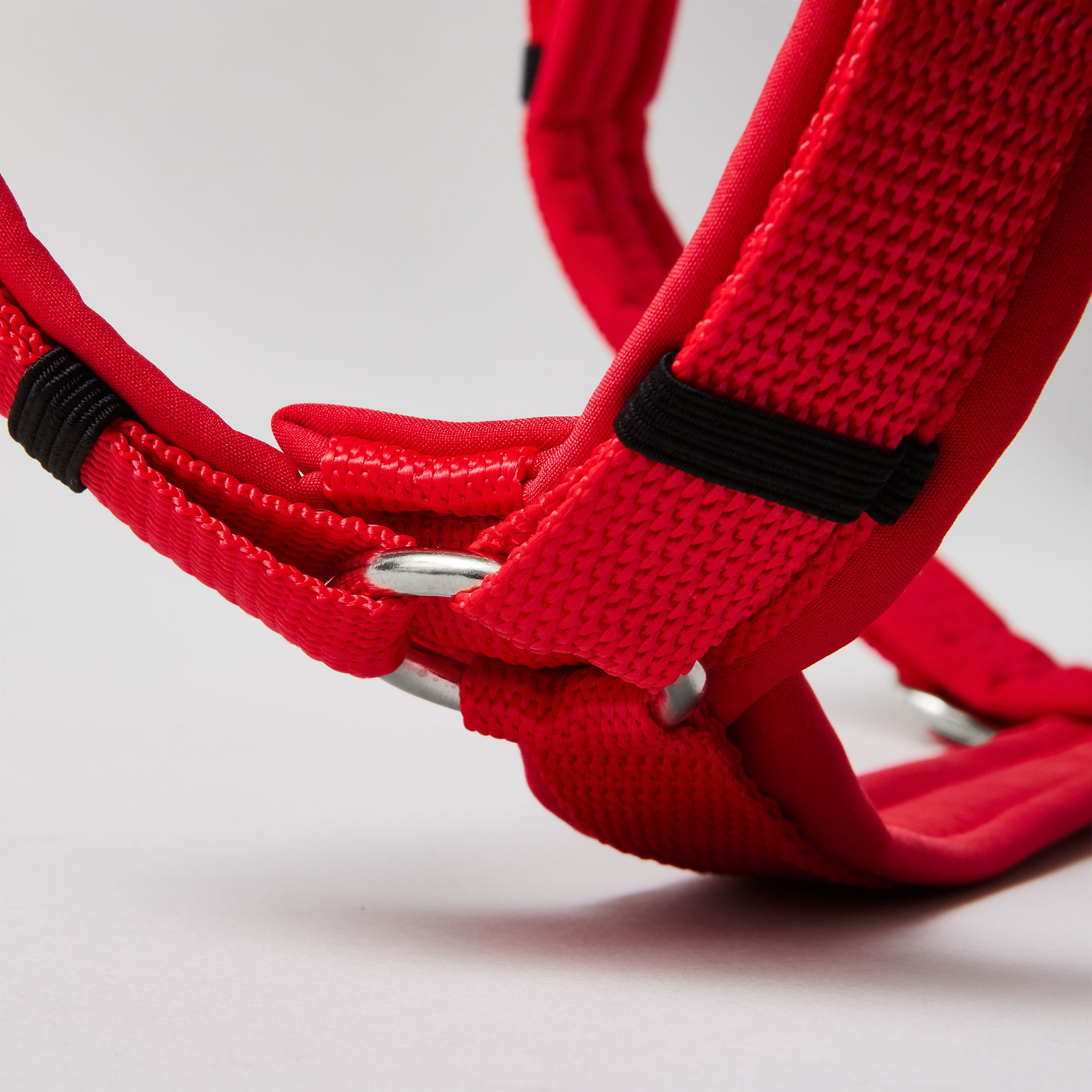 Gepolstertes rotes Hundegeschirr in Y-Form in Rot mit silberfarbenen Beschlägen